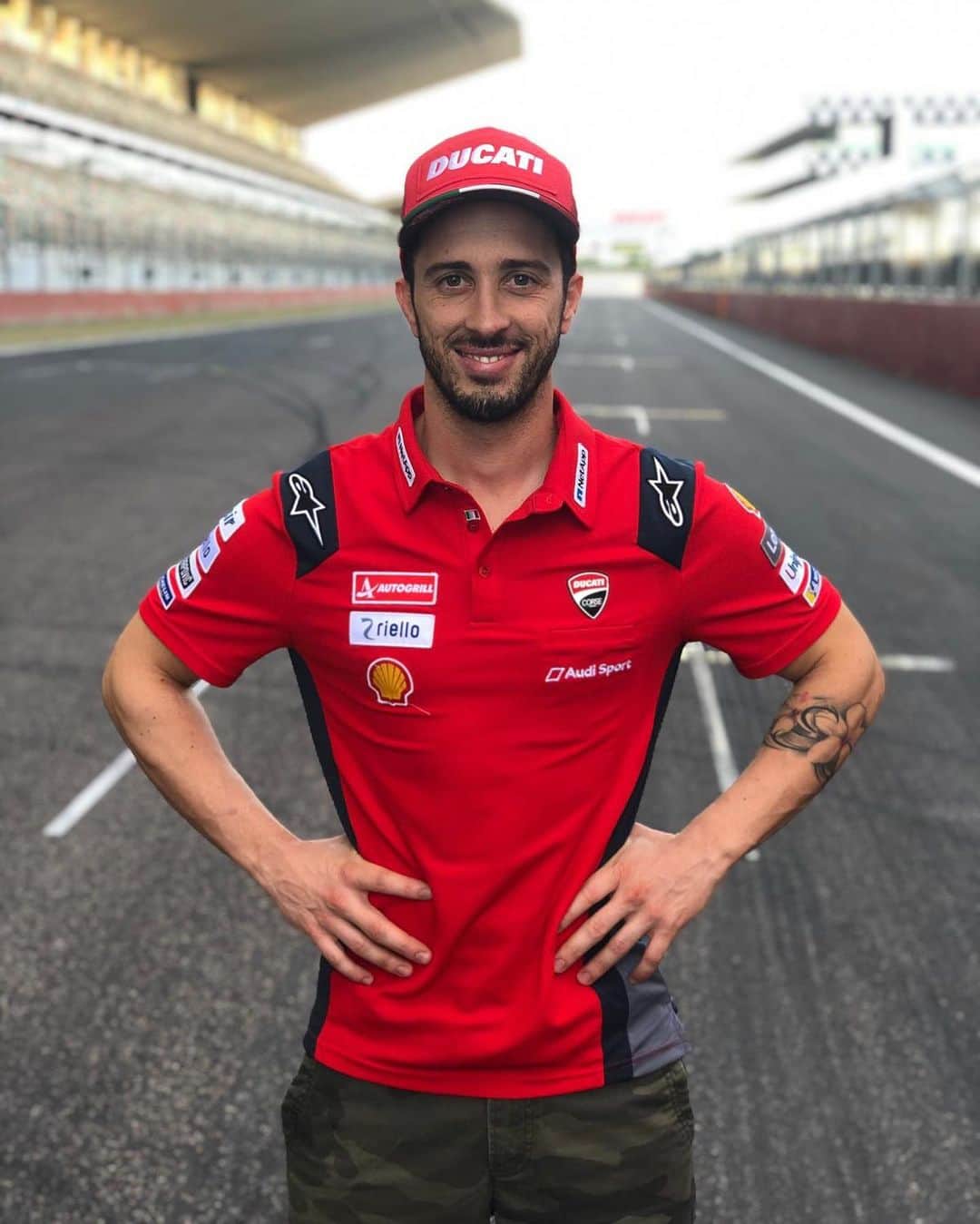 MotoGPさんのインスタグラム写真 - (MotoGPInstagram)「Trip to India 🇮🇳 ahead of the #ThaiGP 🇹🇭 // @andreadovizioso had the chance to stop by to visit the Buddh International Circuit before he heads to Thailand for the next #MotoGP round 🏁 Swipe left! ⬅️ #AD04 #Motorcycle #Racing #Motorsport」9月29日 21時11分 - motogp