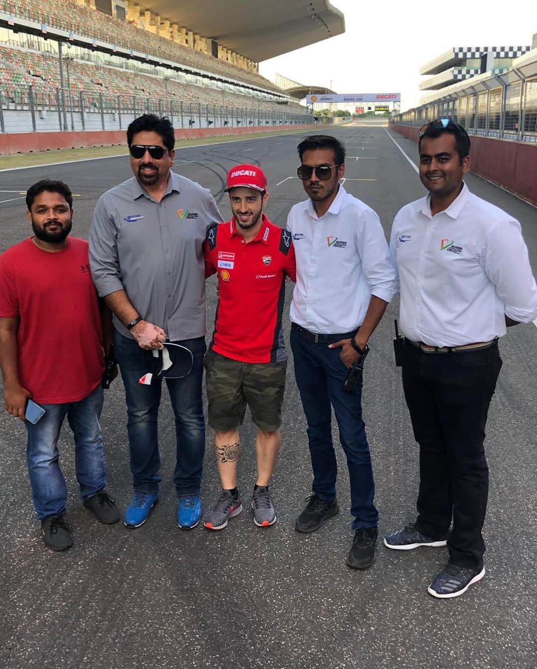 MotoGPさんのインスタグラム写真 - (MotoGPInstagram)「Trip to India 🇮🇳 ahead of the #ThaiGP 🇹🇭 // @andreadovizioso had the chance to stop by to visit the Buddh International Circuit before he heads to Thailand for the next #MotoGP round 🏁 Swipe left! ⬅️ #AD04 #Motorcycle #Racing #Motorsport」9月29日 21時11分 - motogp
