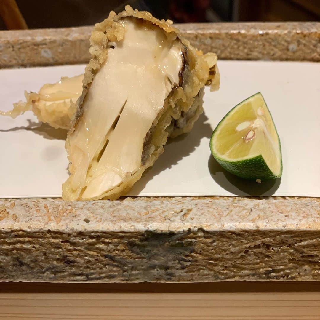 岸本加世子のインスタグラム：「日本橋で。店主が私と同郷で静岡弁が通じてうれしいです。私的に日本一の天ぷらとお蕎麦です。予約困難。#蕎ノ字#静岡県島田市」