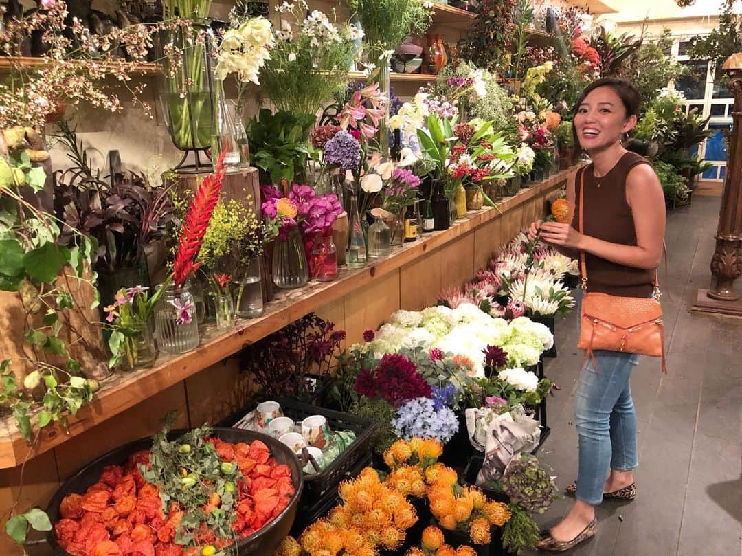 阿部優貴子のインスタグラム：「素敵なお花やさんに出会うとテンションぶちあがる。🥺💕 #花のある暮らし」