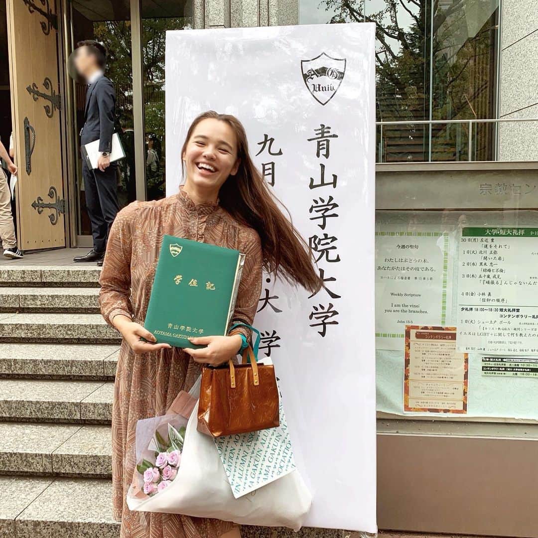 梅園アマンダのインスタグラム：「happy graduation day! 🌹✨✨ 楽しそうでしょ〜﻿ ﻿ 卒業試験で違う試験を受けるという盛大なヘマをしつつも、無事粘りに粘って卒業ができました🥳﻿ ﻿ ここまで見守ってくださり、サポートしてくださった素敵な周りの方々に大感謝祭です。﻿ ﻿ 特にマミイには、感謝してもしきれないです。ヒヤヒヤさせることばっかりだったと思うけど、無事卒業できました！これからはマミイのライフをもっと存分に楽しんでね😽💓﻿ ﻿ 秋卒業なこともあって人数が少ないので、礼拝堂での卒業式でした⛪️✨ 素敵だったなぁ🥰 思い出深い卒業式になりした❤︎ ﻿ 遂に社会に放たれた社会人となりましたが、これからもたくさんお買い物をして、経済を回していこうと思います！﻿🥺❤️🎉 ﻿ #graduation #卒業式」
