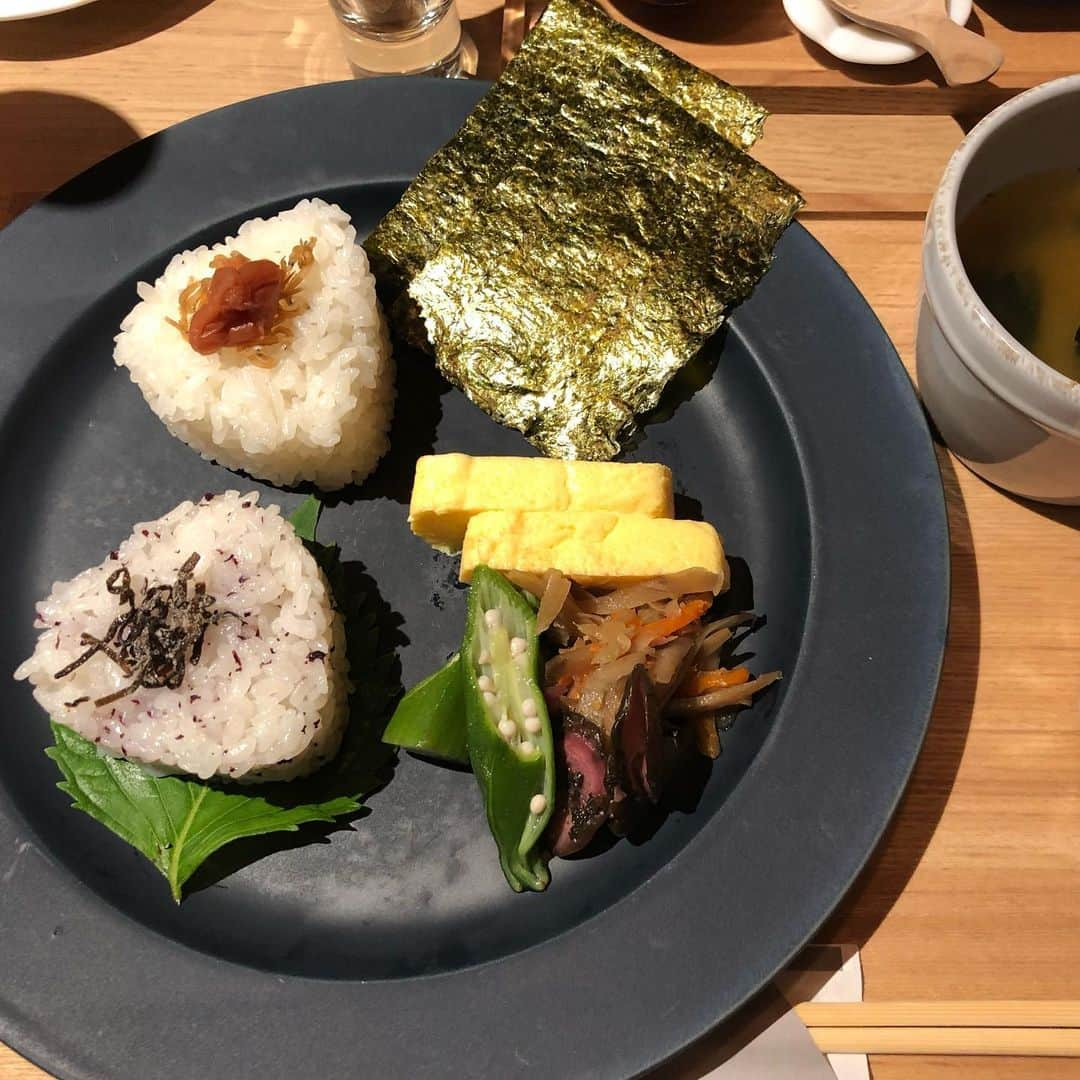 甘糟記子さんのインスタグラム写真 - (甘糟記子Instagram)「今日の朝ごはん！  吉祥茶寮さんへ( ^ω^ )  おにぎりセットと、キャラメルきな粉トースト！  途中きな粉が詰まって咳き込んだ瞬間鼻水が飛び出して、きな粉が鼻水につくという息子殿（笑）  朝から大爆笑！！（笑）  わらび餅のハーフをプラスで朝食に付けられるんだけど、最初一つだけにしたら姫がもっと食べたいって言うので、結局2つ（笑）  朝8時からやっていて、しかも朝からパフェも食べれちゃうという危険なお店（笑）  また行きたいな〜(๑˃̵ᴗ˂̵) #朝ごはん#モーニング#吉祥茶寮#わらび餅#息子殿姫#息子殿#姫#japan #kyoto」9月29日 21時38分 - norihey924