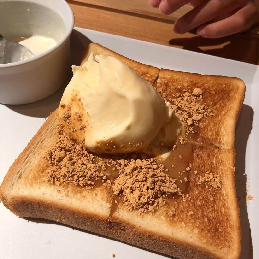 甘糟記子さんのインスタグラム写真 - (甘糟記子Instagram)「今日の朝ごはん！  吉祥茶寮さんへ( ^ω^ )  おにぎりセットと、キャラメルきな粉トースト！  途中きな粉が詰まって咳き込んだ瞬間鼻水が飛び出して、きな粉が鼻水につくという息子殿（笑）  朝から大爆笑！！（笑）  わらび餅のハーフをプラスで朝食に付けられるんだけど、最初一つだけにしたら姫がもっと食べたいって言うので、結局2つ（笑）  朝8時からやっていて、しかも朝からパフェも食べれちゃうという危険なお店（笑）  また行きたいな〜(๑˃̵ᴗ˂̵) #朝ごはん#モーニング#吉祥茶寮#わらび餅#息子殿姫#息子殿#姫#japan #kyoto」9月29日 21時38分 - norihey924