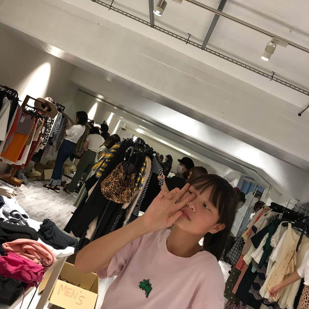 増山敬子さんのインスタグラム写真 - (増山敬子Instagram)「#フリーマーケット 二日間無事終わりました😊✨✨ お買い物に来てくださった 皆様ありがとうございました😌✨✨ そしてお洒落が大好きなメンバーとのフリーマーケット、私もお買い物をさせてもらっちゃいました😆❤️❤️ * @sakinanba ちゃん本当にお疲れ様でした😌✨✨ そして出品者の皆様 @sakihamada  @yasuyo_o4  @rairairaika  @keikomasuyama  @shieryy  @asucataira @keikowakita_official @mariko_0808 @jasmine_teee * 本当にお疲れ様でした！ 会場を貸してくださった @tothesea_healthliving  の皆様も本当にありがとうございました✨✨ 旅立ったお洋服たちが新しいご主人様の元でまたキラキラ輝けるのが嬉しいです💗 次回 #fvecフリマ は11月に企画を考えています😎 ご案内ご希望のお客様はメッセージをください。よろしくお願いいたします😌 また今回の入場料100円は全て寄付をさせていただきます😌 * #totheseahawaii #totheseahealthviving」9月29日 21時41分 - keikomasuyama