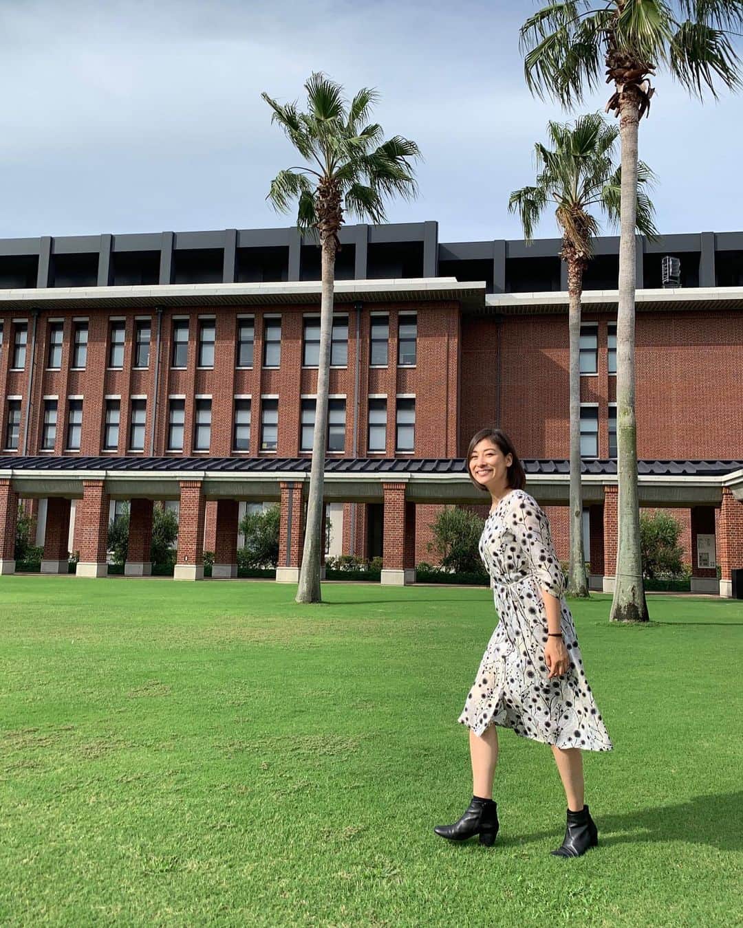 末吉里花さんのインスタグラム写真 - (末吉里花Instagram)「ここはハワイ…ではありません！神戸学院大学のポートアイランドキャンパス！ここで消費者庁主催のエシカル・ラボin兵庫が開催され、子ども向けワークショップをしにいきました。広々した緑美しいキャンパスはまるでアメリカの大学のよう。関西在住のエシカル・コンシェルジュにも力を得て、ワークショップも無事に終了！みんなで最後に撮った2枚目の写真は、まるで大学に戻ったかのよう（気持ちだけ笑）Had a workshop about ethical consumption at Kobe Gakuin University in Kobe Port Island Campus!!! #ethical #sustainable #kobe #kobegakuinuniversity #ethicalassociation #ethicalconcierge #エシカル #エシカルラボ #エシカルラボ兵庫 #神戸 #神戸学院大学 #ポートアイランドキャンパス #エシカルコンシェルジュ #エシカル協会 #エシカルコンシェルジュの活躍が嬉しい #ワンピースはまたピープリツリー」9月29日 21時49分 - rikasueyoshi