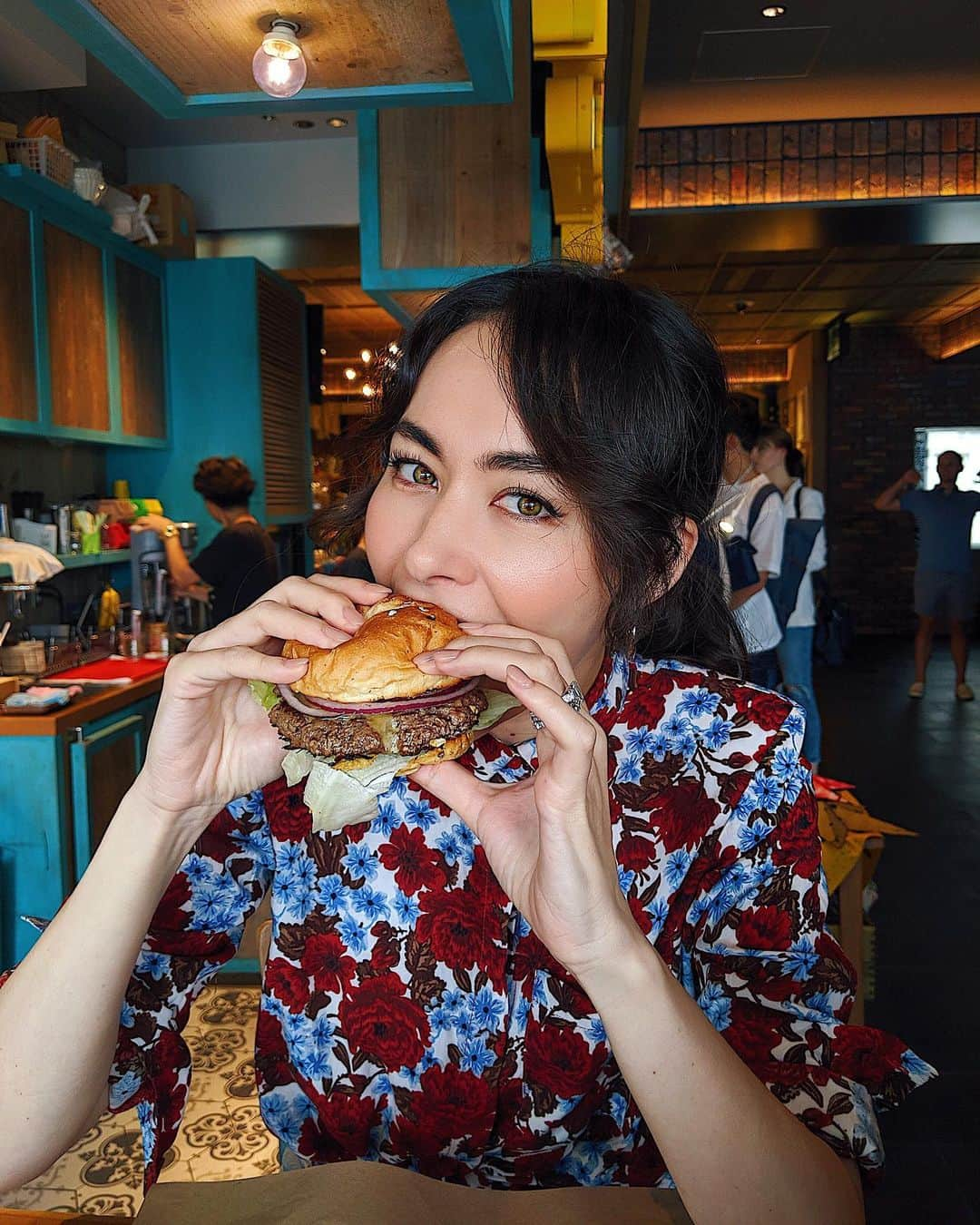 シャウラさんのインスタグラム写真 - (シャウラInstagram)「THAT FIRST BITE and some major eye contact.  一口目の幸せ。目線あり。 #burger #burgerlover #バーガー」9月29日 21時52分 - shaula_vogue