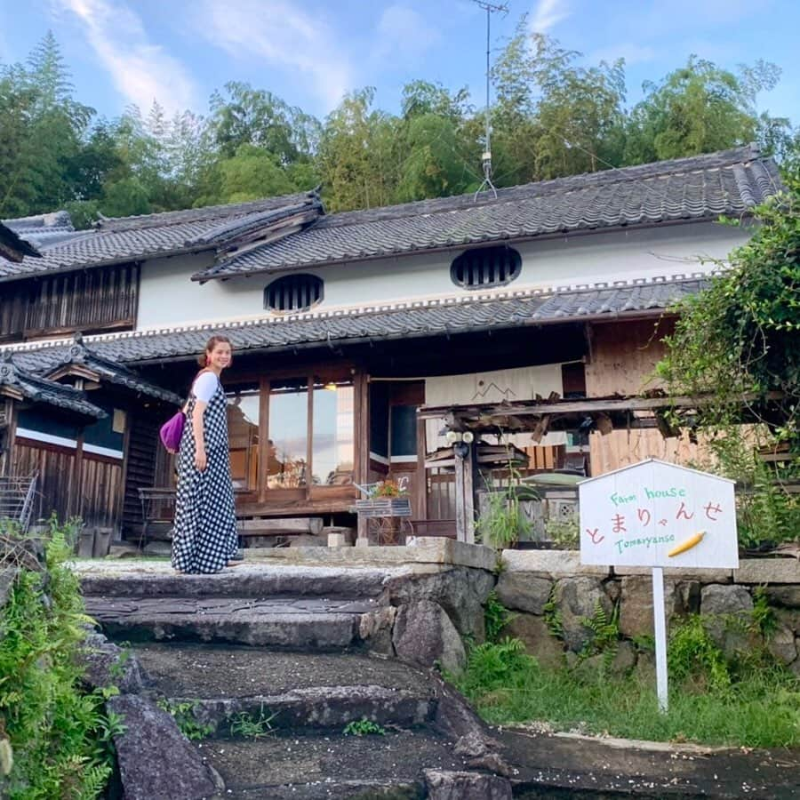 仲川希良さんのインスタグラム写真 - (仲川希良Instagram)「二泊三日の奈良旅でお世話になったのは 明日香村真弓のとまりゃんせ @asukademinpaku と 橿原市今井町のオーベルジュこもれび @komorebi_nara ・ 写真は築200年とも言われる古民家を利用したとまりゃんせ ・ 虫籠窓に昔ながらの四間取りと土間 かつての住人が使っていた家具などもそのまま生かされた空間 ・ 出迎えてくれたハナさんは 「すぐそばに山があるこの景色に惹かれた」と 東京から移住して来たんだそう ・ とまりゃんせの前庭からも 風にそよぐ田んぼと瓦屋根の民家の向こうに連なる美しい山並みが見られます ・ 夕飯には飛鳥鍋(6枚目)をオーダーしました ここ奈良は日本で初めて乳製品が食された場所でもあるの！ ・ 太古は湖だったという盆地に、高原、そして山 自然豊かな奈良でいただく大和野菜はどれも味が濃くてシャッキリ元気 お米もむっちりツヤツヤでした ・ ・ #⛰ #🍲 #山 #山旅 #奈良 #明日香村 #とまりゃんせ #古民家 #農家民宿 #飛鳥鍋 #大和野菜」9月29日 22時03分 - kiranakagawa