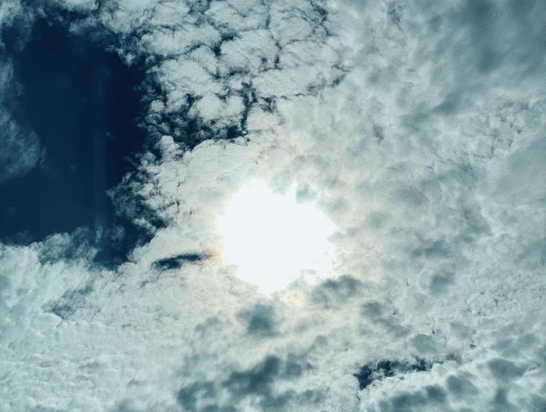 荻原桃子さんのインスタグラム写真 - (荻原桃子Instagram)「富士と陽の入りを2つ同時に楽しめる温泉なんてとんでもなく贅沢♡  展示会が終わり またすぐ始まる慌ただしい毎日への活力になる束の間の休息。  温泉ってやっぱ良いよね😚  それにしても今日は雲が綺麗だわ  そして11proの広角良い感じ！  雲も綺麗に撮れる👏」9月29日 21時58分 - momokoogihara