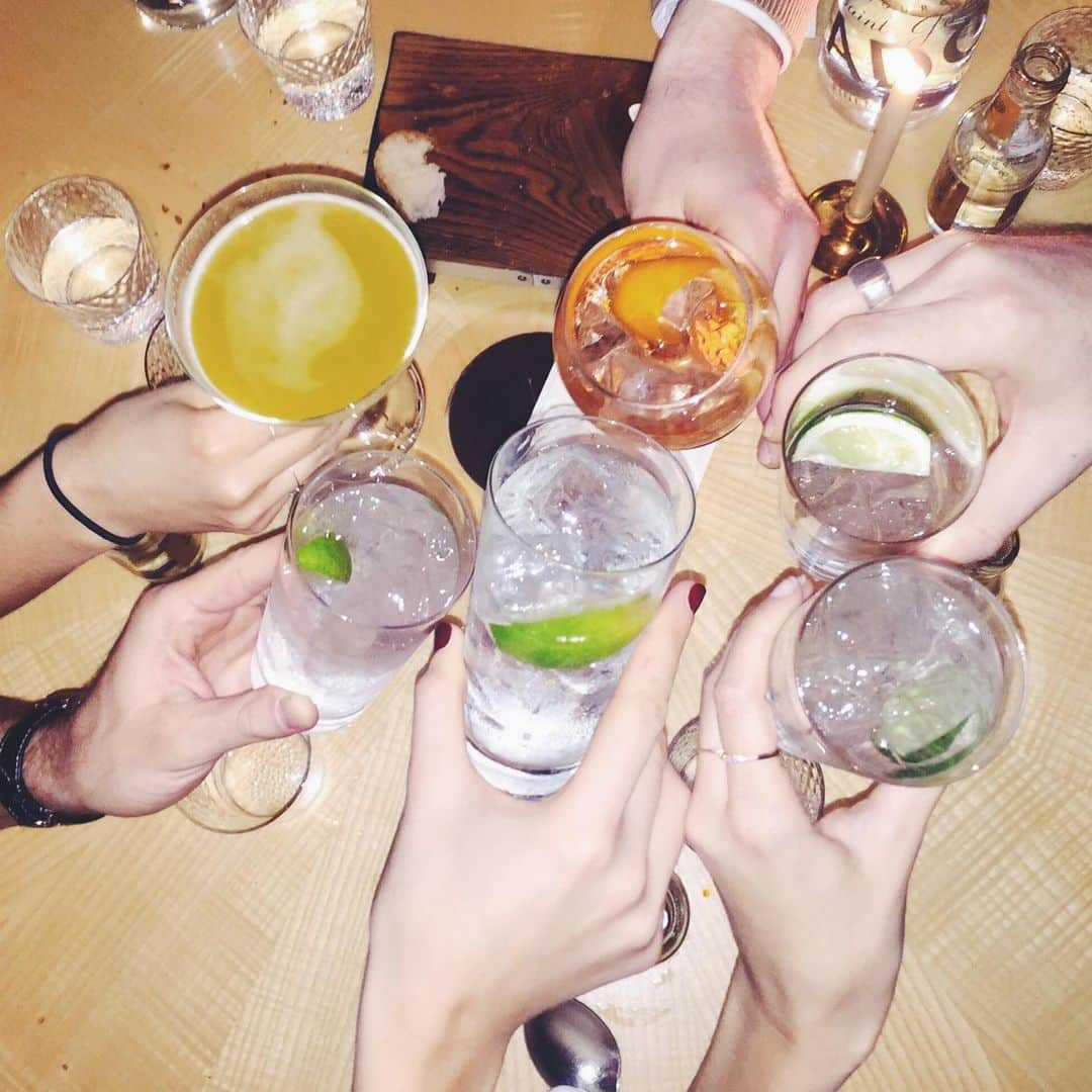 ガル・ガドットさんのインスタグラム写真 - (ガル・ガドットInstagram)「Cheers! Today is the Rosh Hasahna (Jewish new year) May the new year be filled with special simple moments to cherish -laughter, happiness and good ppl surrounding us❤️🍎🍯💋✌️」9月29日 22時00分 - gal_gadot