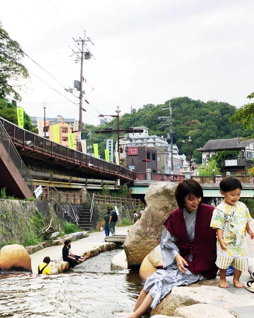 村上萌さんのインスタグラム写真 - (村上萌Instagram)「娘が産まれて2年。﻿ 札幌から大阪に住まいを移しつつも、頻繁な東京間の往復は常に娘を連れて出張していたけど、先週は初めて夫と2人で二泊三日のお留守番に挑戦。﻿ ﻿ 正直、新幹線の中での作業時間も、職場に直行して、大阪に直帰できることも、すべてにおいて効率がよかった。だけど家族3人にとって、それぞれ、なかなかの試練だった。﻿ ﻿ 夜、ベッドの上で壁の方を向いて「パパ、泣いてもいい？」と言ってから静かに泣いた娘。﻿ ﻿ 厳しいリハビリ期間の中、初めての保育園連絡帳に奮闘して、家を綺麗に保ってくれた夫。﻿ ﻿ そして、帰宅後に娘の寝顔に込み上げた愛しさと、せっかく寝てるのに起こしたい気持ちに駆られて頬を触っていたら、小さな時に父がそうしていたことをふと思い出した私。﻿ ﻿ みんなにとって #知らなかった景色 で溢れてた。﻿ お疲れ様でした。﻿ ホッとするのも束の間、火曜からまた娘を連れて東京だ…！40分で弾丸の有馬温泉に来れる距離感ありがたい♨︎﻿ ﻿ 同じく出張中の方、残業中の方、入院中の方、様々な理由で小さな子供と離れて奮闘中のお母さんたちから、沢山DMいただいて私も励まされました！﻿ ﻿ 常にぴったり一緒にいられることだけでなく、子供に与えられること。安心感とか自信。﻿ きっといっぱいあると思ってます。﻿ 共に模索してゆきましょう💪」9月29日 22時11分 - moemurakami_