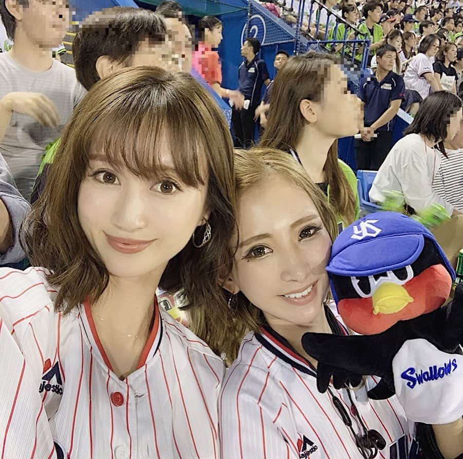 川本彩さんのインスタグラム写真 - (川本彩Instagram)「シーズン最終戦‼︎﻿ 今年は負けてばかりの現地観戦だったけど最後にサヨナラタイムリー見れて、今シーズン無事清算💮笑﻿ 先週に続き @yu_ri__stagram と📣﻿ 試合みながらのツッコミがとっても面白いので観戦の楽しさ倍🏋️‍♂️✨﻿ ﻿ そして試合後の最終戦セレモニーの映像みて、序盤一瞬首位だったことを思い出した😳16連敗の記憶のほうが強烈で。結果として最下位でも‼︎見所たくさんありました👌﻿ 来シーズン、毎年だけど、、期待してます🏆☆﻿ さぁ、冬何して過ごそうかな？？🍢﻿ ﻿ #東京ヤクルトスワローズ  #ヤクルトスワローズ #ヤクルト #神宮球場 #野球 #野球観戦 #つば九郎 #野球女子 #野球応援 #ジャイアンツ #読売ジャイアンツ #巨人 #yakultswallows #yakult #baseball」9月29日 22時03分 - aya_kawamoto