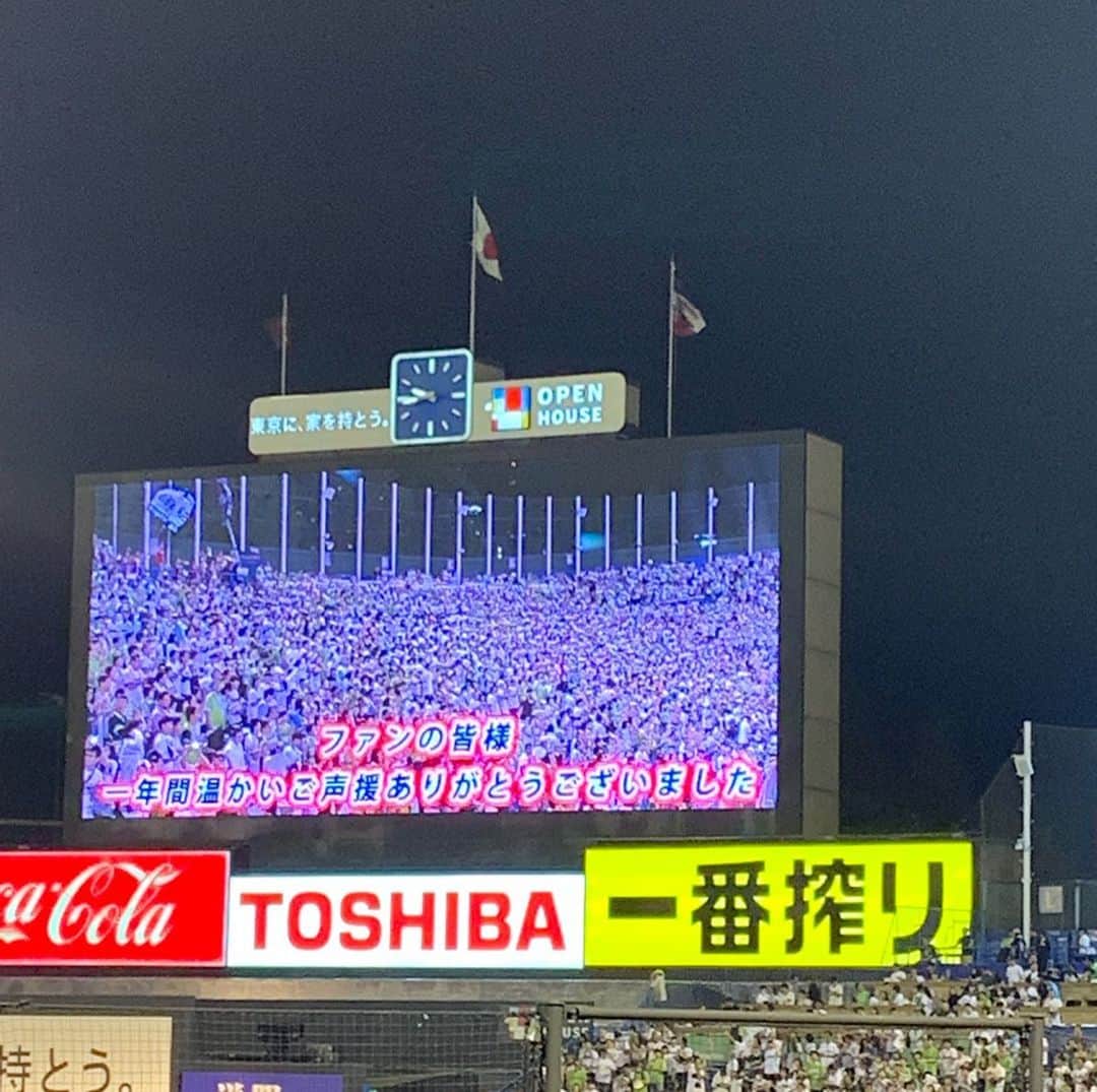 川本彩さんのインスタグラム写真 - (川本彩Instagram)「シーズン最終戦‼︎﻿ 今年は負けてばかりの現地観戦だったけど最後にサヨナラタイムリー見れて、今シーズン無事清算💮笑﻿ 先週に続き @yu_ri__stagram と📣﻿ 試合みながらのツッコミがとっても面白いので観戦の楽しさ倍🏋️‍♂️✨﻿ ﻿ そして試合後の最終戦セレモニーの映像みて、序盤一瞬首位だったことを思い出した😳16連敗の記憶のほうが強烈で。結果として最下位でも‼︎見所たくさんありました👌﻿ 来シーズン、毎年だけど、、期待してます🏆☆﻿ さぁ、冬何して過ごそうかな？？🍢﻿ ﻿ #東京ヤクルトスワローズ  #ヤクルトスワローズ #ヤクルト #神宮球場 #野球 #野球観戦 #つば九郎 #野球女子 #野球応援 #ジャイアンツ #読売ジャイアンツ #巨人 #yakultswallows #yakult #baseball」9月29日 22時03分 - aya_kawamoto