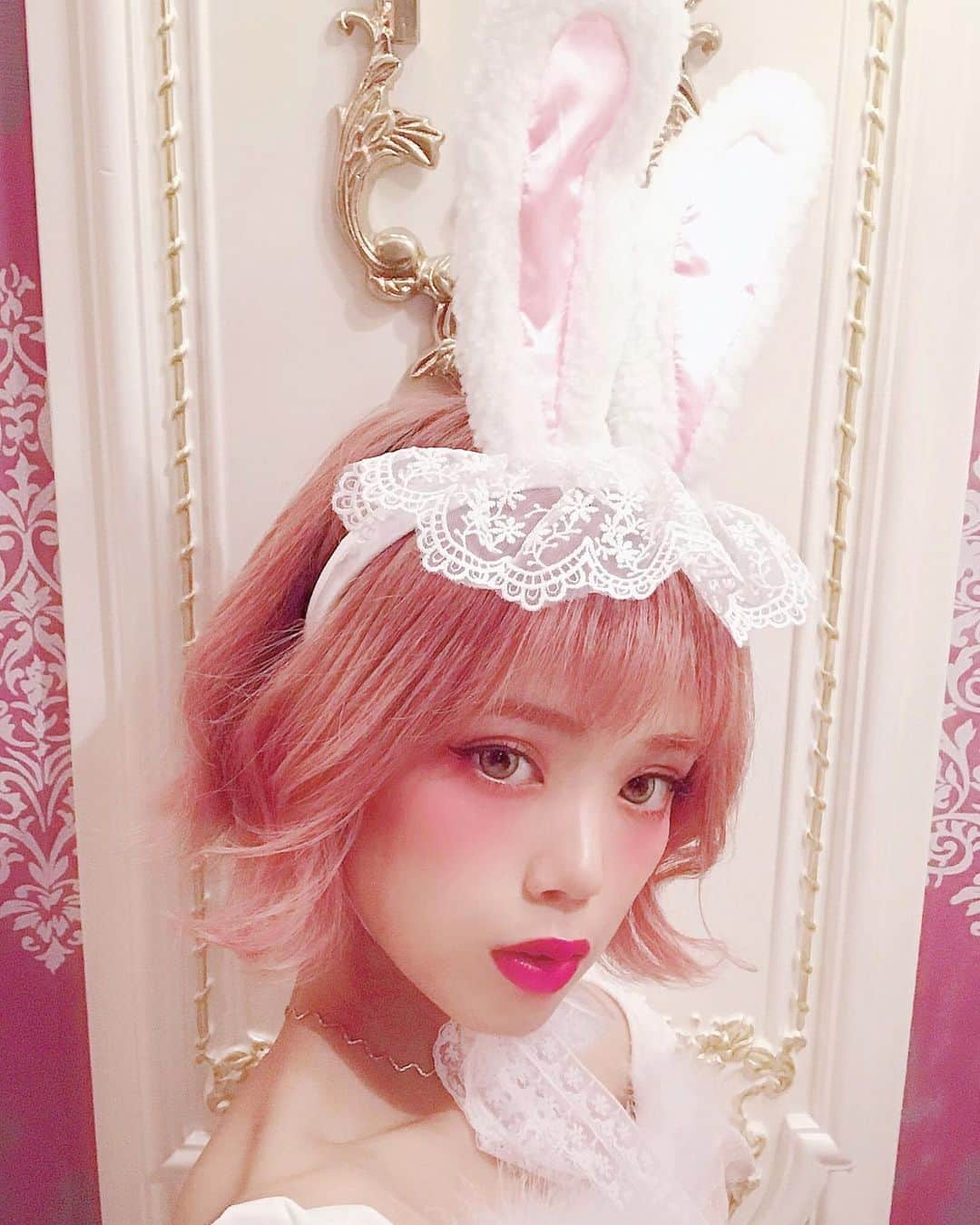 ハナエさんのインスタグラム写真 - (ハナエInstagram)「アイコン変えたよ🐰 久しぶりにチークをがっつり入れました。秋冬はチークしっかりメイク可愛いよね♡チークを強調するときはアイシャドウから繋げて、こめかみまで広範囲に入れるのが好きです。 ﻿ 使ったのは ❤︎ポール&ジョー ジェルブラッシュ 01 レッドバルーン ❤︎ジルスチュアート ルースブラッシュ 01 コットンキャンディ @qpu_kogao で小顔矯正したから調子よき ﻿ ﻿ ﻿ ﻿ #swankiss #bodyline #halloween #halloweencostume #halloweenparty #halloween2019 #bunny #bunnygirl #bunnycostume #cosplay #cosplaygirl #pinkhair #スワンキス #ボディーライン #ハロウィン #ハロウィン仮装 #ハロウィンコスプレ #ハロウィン2019 #ハロウィンパーティ#コスプレ#バニー #バニーガール #バニーちゃん #バニーコス #ハロウィンメイク #うさぎメイク #うさぎ #ピンクヘア  #HANAE #ハナエ」9月29日 22時03分 - hanae_0227