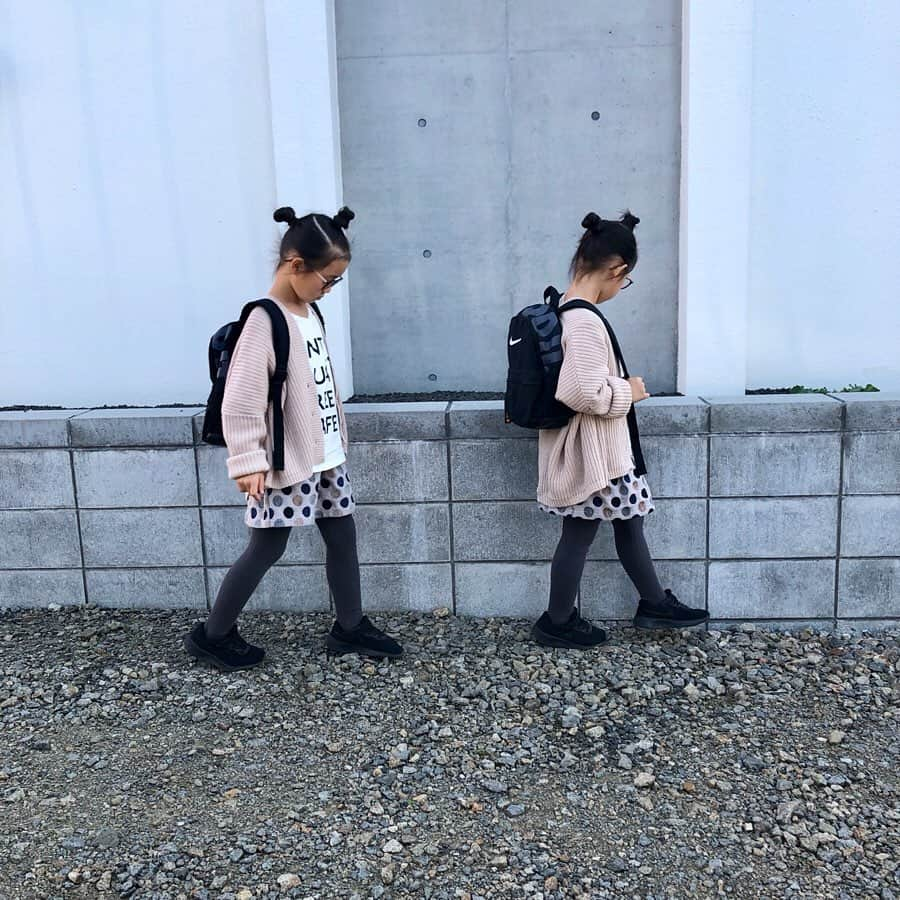 ◆miki◆さんのインスタグラム写真 - (◆miki◆Instagram)「* * #ののなのootd 👯‍♀️ * お気に入りの 大人っぽロゴTとざっくりニット こーゆーの探しとったよ♡ * 長く着たいから大きめの130サイズをチョイスー(ق) 柄ワンピにも合わせたいなぁ💜❤💙💚 * @antiqua_toy  他にも可愛いのたくさん♡チェキラーーー！！！ * 今日、靴の衣替えしたら 全部ダメ❌サイズアウト😂 しかも… スキーウェアもスキー板も スキーブーツも手袋も1式買い替えですねん×2… っあーーーーーー‼️ 😂😂😂😂😂 💸💸💸💸💸 * #今年の冬は多額の出費 #💸 #antiqua #アンティカ #キッズ #キッズコーデ #キッズファッション #ののなの #双子 #twins  #一卵性 #ツインズ #めがねちゃん #おでこちゃん」9月29日 22時08分 - gold______star