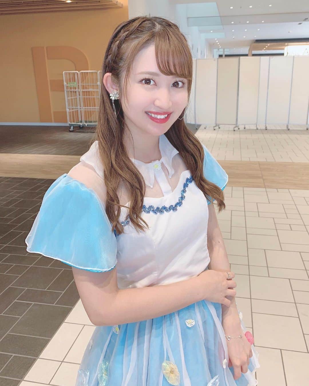 のインスタグラム：「♡ . ｢AICHI GIRLS EXPO 2019｣💎✨ . こんなにも沢山の方の前で LIVEさせて頂けて本当に幸せでした🥺❤️ 大きなステージ気持ちよかった！！ . 会いに来て下さった方はもちろん 今日初めて知って下さった方、 一緒に笑顔で盛り上がって下さったり、 ありがとうございました☺️💓💓 . . 歌唱王決定戦に delaを代表して出演させて頂き、 中島美嘉さんの｢ORION｣を 歌わせて頂きました🎤💎✨ . 4000人もの前でソロでも 歌う機会を頂けた事、 とても嬉しかったです☺️💓💓 . 参加された皆さんの歌声が 本当に素敵でした🥺💕💕 野島樺乃さん優勝おめでとうございます🌹🌸 . #aichigirlsexpo #aichiskyexpo #live #centrair #hairarrange #instagood #instagramjapan #japanesegirl #girls #愛知ガールズエキスポ #愛知県国際展示場 #中部国際空港セントレア #中部国際空港 #セントレア #編み込みヘア #ヘアアレンジ #沢井里奈」
