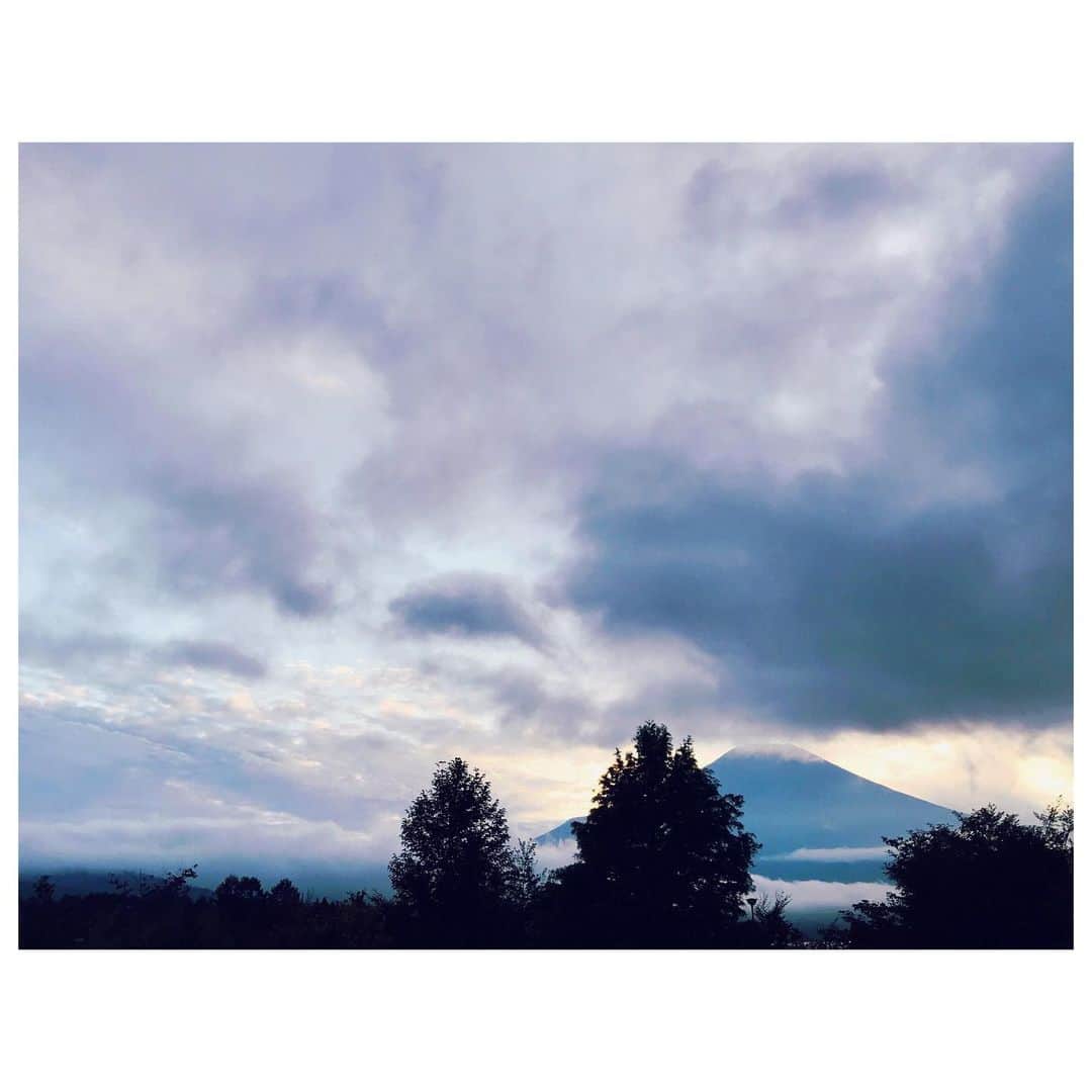 大塚愛さんのインスタグラム写真 - (大塚愛Instagram)「Mt.FUJIMAKI2019ありがとうございました！  雨予報が、晴天に変わり 最後に曇り。（クムリウタのせい？） 偉大なものの前では いかなる見栄も虚勢も通じない。 全てを剥ぎ取り丸裸になった時 妙にちっぽけな自分は無敵に思える。 「それ」でしかないそこは それでいいのだ、と清々しい。  そんなチャンスをいただいた私はラッキーな奴だ。  1. プラネタリウム 2. Chime 3. ロケットスニーカー 4. クムリウタ  AIO  #mtfuji #富士山  #mtfujimaki  #music #live」9月29日 22時10分 - aiotsuka_official