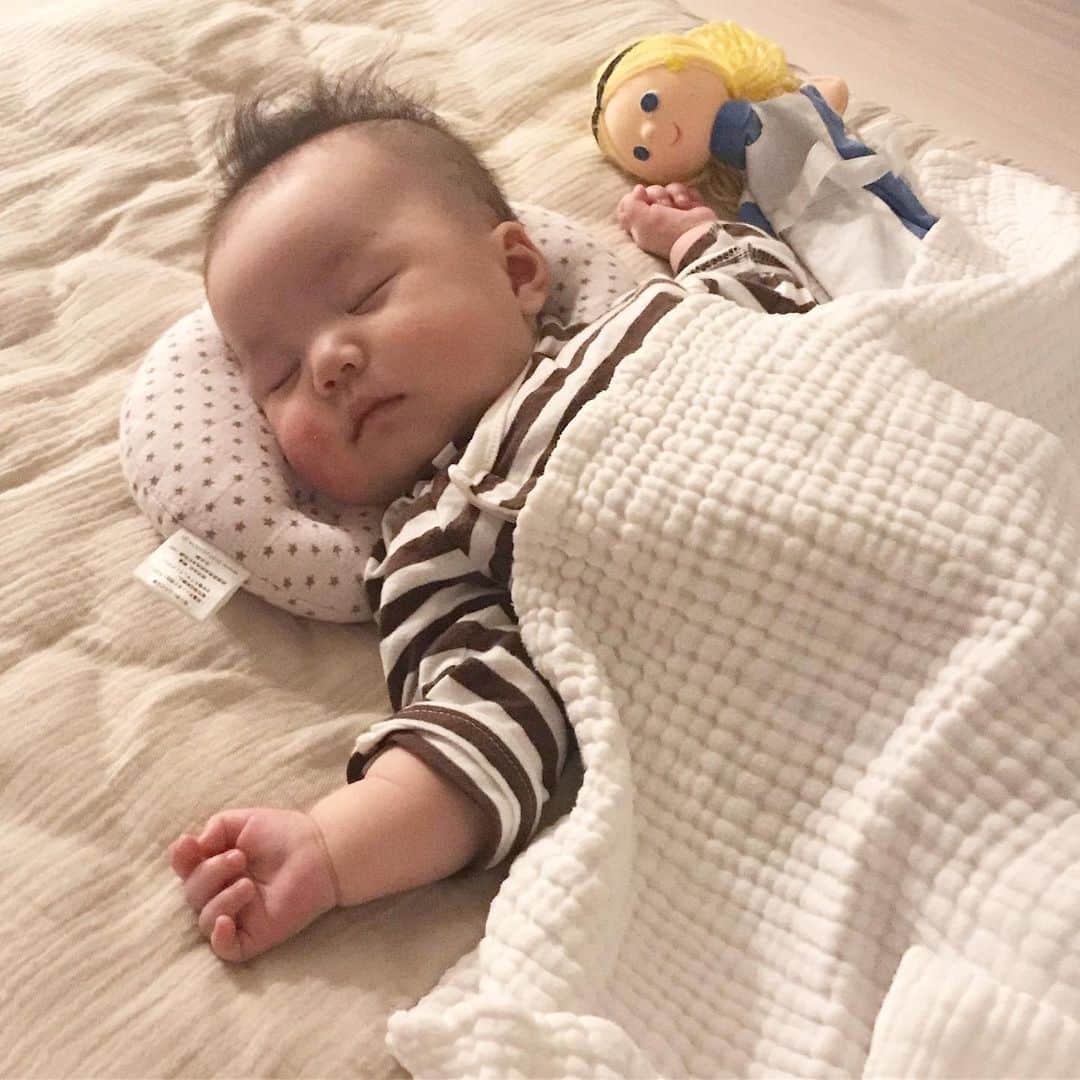 濱中鮎子のインスタグラム：「パペットのシェリーさんと仲良くご就寝。  夜の穏やかな寝顔を見ていると、なんだかこの4ヶ月あまりの出来事が不思議になる。  あんな痛み(まだ忘れてない)を経験したのに、産んだ瞬間からわたしこの子産んだの？と不思議だった。😂 *  連綿と続く命に気後れしながら、小さな宇宙人と向き合ってきた。👽 泣いたり笑ったりを繰り返し、この小さな宇宙人は人間へと変身中である。  不思議だな。  君の宇宙に母紛れ込んだのかな。🌍 それはそれで楽しい冒険だ。  #お嬢のおやすみ  #お嬢とシェリーさん」