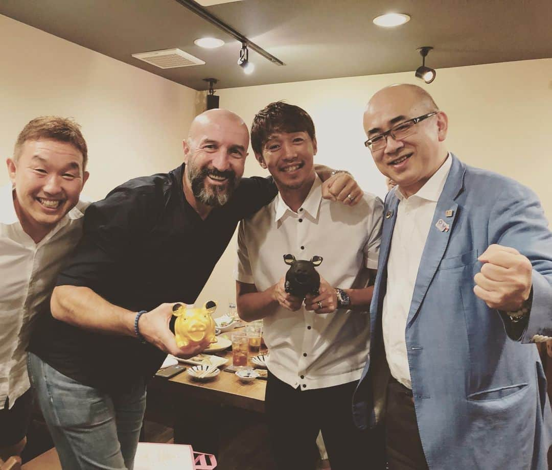 清武弘嗣さんのインスタグラム写真 - (清武弘嗣Instagram)「先日、溝畑さんとポポと通訳の塚さんに会い、食事をしました。 溝畑さんはいつも僕を気にかけてくれて本当に感謝しかありません。 ポポと塚さんにはトリニータ時代以来、久々に会いました。 僕が今まだプロ生活をできているのは、ポポがいたからだと思います。 厳しい監督でしたが、自分自身を変えてくれた監督でした！ こうやって久々に会えて、懐かしい話と思い出に触れて、とても有意義な時間を過ごせました。 また会えるのを楽しみにしてます！ . #溝畑さん #ポポヴィッチ #塚さん #大分トリニータ時代 #懐かしい話 #こうやって会えて #本当に嬉しかった #豚をもらいました #ぶーぶーといい鳴き声をだします笑 #子供に聞かせたらびびってました笑 #僕は早く怪我治して頑張る」9月29日 22時13分 - kiyotake_hiroshi_official