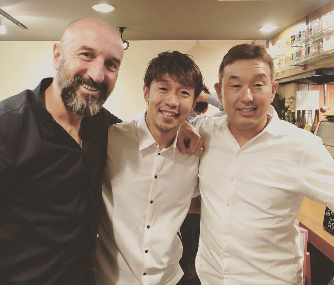 清武弘嗣さんのインスタグラム写真 - (清武弘嗣Instagram)「先日、溝畑さんとポポと通訳の塚さんに会い、食事をしました。 溝畑さんはいつも僕を気にかけてくれて本当に感謝しかありません。 ポポと塚さんにはトリニータ時代以来、久々に会いました。 僕が今まだプロ生活をできているのは、ポポがいたからだと思います。 厳しい監督でしたが、自分自身を変えてくれた監督でした！ こうやって久々に会えて、懐かしい話と思い出に触れて、とても有意義な時間を過ごせました。 また会えるのを楽しみにしてます！ . #溝畑さん #ポポヴィッチ #塚さん #大分トリニータ時代 #懐かしい話 #こうやって会えて #本当に嬉しかった #豚をもらいました #ぶーぶーといい鳴き声をだします笑 #子供に聞かせたらびびってました笑 #僕は早く怪我治して頑張る」9月29日 22時13分 - kiyotake_hiroshi_official