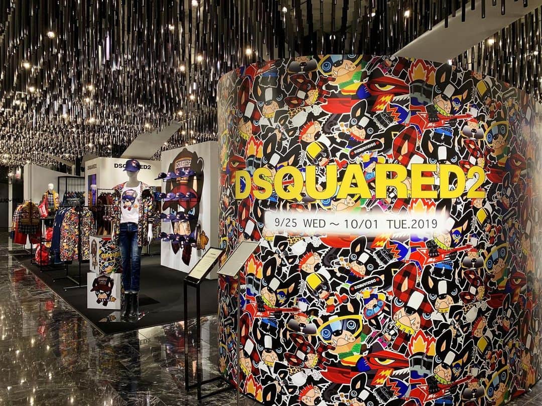 のインスタグラム：「人気キャラクター「チロ」にフィーチャーした日本限定アイテムが揃う！＜ディースクエアード＞ポップアップストア✨中でもフロントタグやフライボタンを赤にした「Jennifer Cropped」デニムは必見！ ﻿ ﻿ DSQUARED2 FALL-WINTER 2019 「CIROMANIA」 POP-UP STORE	﻿ 2019.9.25 wed - 10.1 tue	﻿ 伊勢丹新宿店本館3階＝センターパーク/ザ・ステージ#3 ﻿ ﻿ @dsquared2	﻿ #dsquared2 #dsquared #fashion #denim #CIRO #CIROMANIA#ディースクエアード #チロ #デニム #日本限定アイテム #スウェットシャツ #日本限定商品 #新宿 #伊勢丹 #新宿伊勢丹 #伊勢丹新宿店」