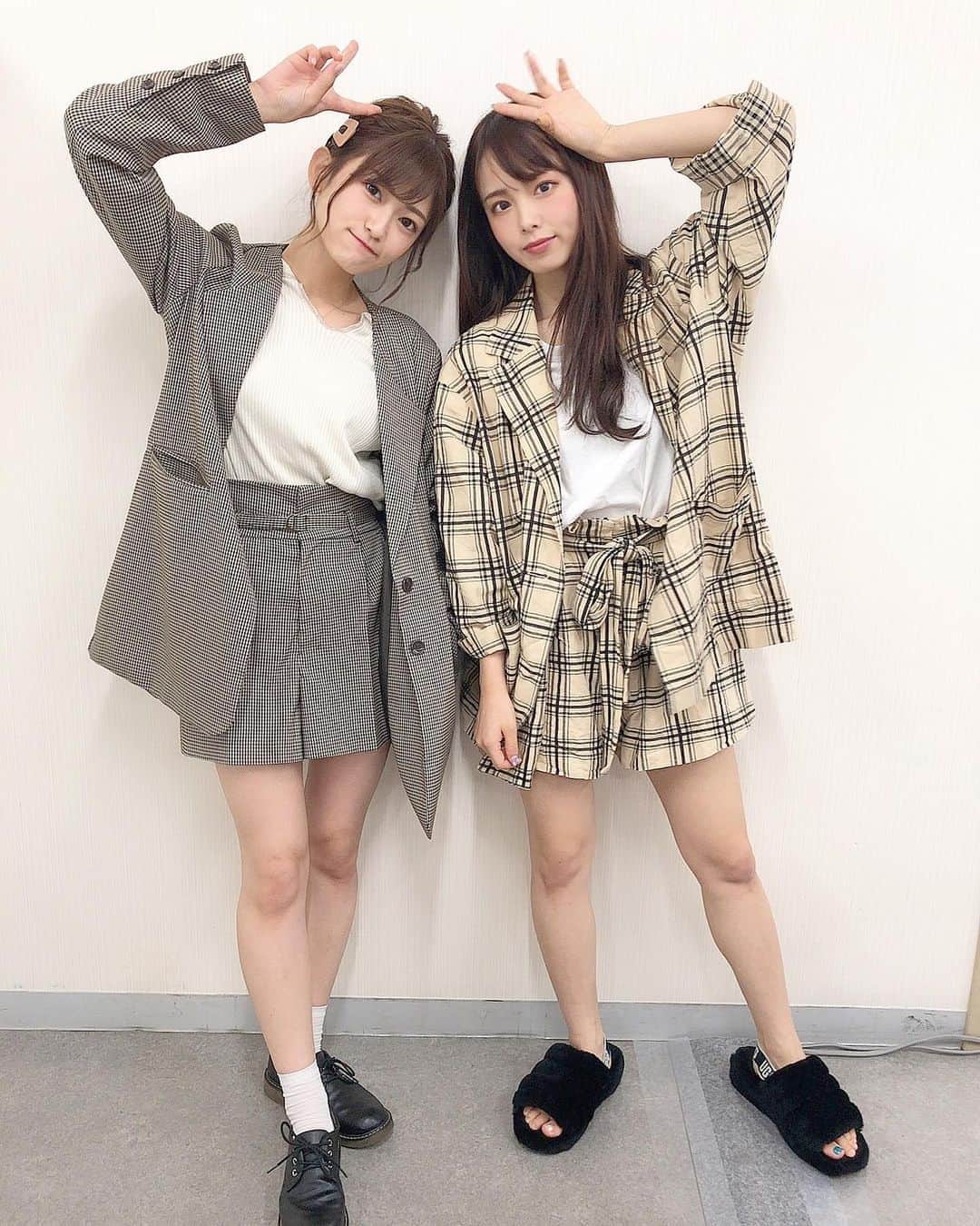 のインスタグラム：「ヒーローになりたいお年頃🦸‍♀️ かにゃんと服装かぶる率高い最近 そして2枚目加工したらヴィランみたいになった  今日は立ちっぱなしだったから 靴は楽さ重視で  #ヒロアカ #code #fashion #ootd  #セットアップ」