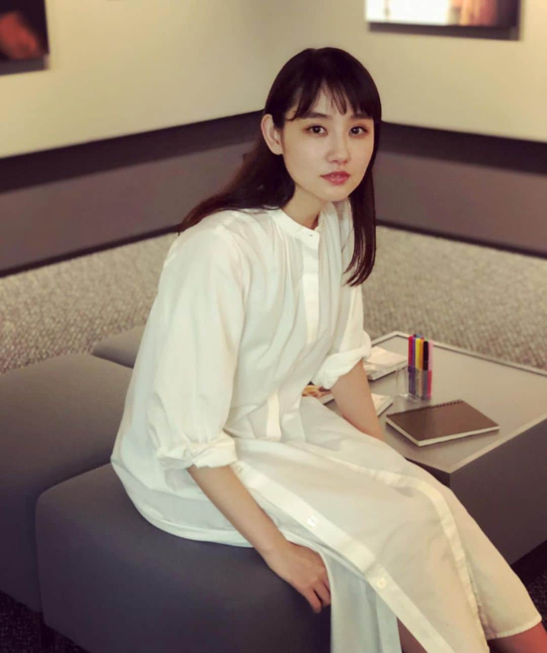 鎌滝えりさんのインスタグラム写真 - (鎌滝えりInstagram)「写真展『二十四〜ニジュウシ〜』 今年は最後のトークショーでした。  去年たくさん会場にいれたから 凄く早く感じる。 ご来場頂いたみなさん 本当にありがとうございました！  ノートにかかれたメッセージ、 ぜんぶたのしく見させていただいてます。  写真展は10/2まで。 写真集はまもなく売り切れのようです。  #二十四 #ニジュウシ #写真展 #fujifilm #imagingplaza  #藤里一郎 #三村漢 #鎌滝えり」9月29日 22時29分 - erikamataki