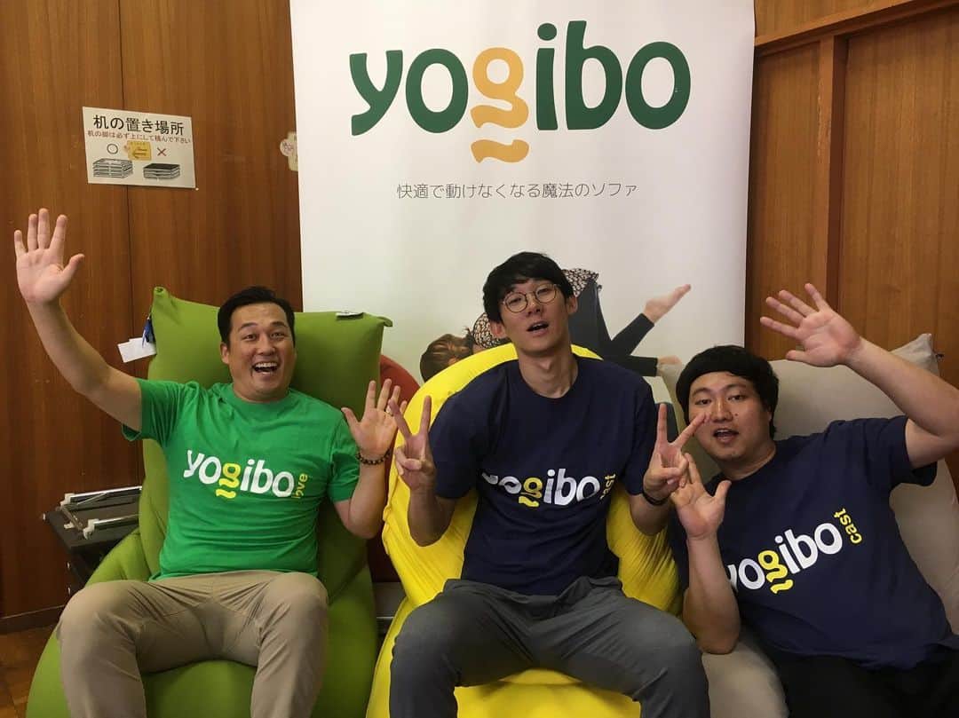 田崎佑一のインスタグラム：「「よしもと芸術文化祭・いこいこ生駒好きやねん！」 eスポーツたけまる杯の優勝した方は優勝商品のヨギボーマックスを御両親へプレゼント🎁すると仰っていました。なんて素敵な方なんだ！ ロングコートダディもMCお疲れ様でした！ そして、ご協賛頂きました。yogiboさんありがとうございました！ #yogibo #ロングコートダディ #藤崎マーケット田崎」