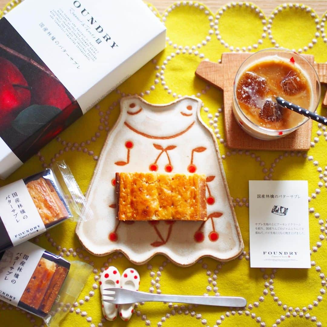 木村涼子さんのインスタグラム写真 - (木村涼子Instagram)「2019.9.15 お茶の時間展でいただいた、 国産林檎のバターサブレ🍎 サブレというか、ほとんどアップルパイ♡ とっても美味しいです。 今日もお茶の時間にこの美味しいお菓子で ほっとひと息つけました。 心温まるお手紙も入ってました😭 本当にありがとうござました🙇‍♀️ #国産林檎のバターサブレ #foundry #おうちカフェ #洋服のプレート」9月15日 13時50分 - kimuryou