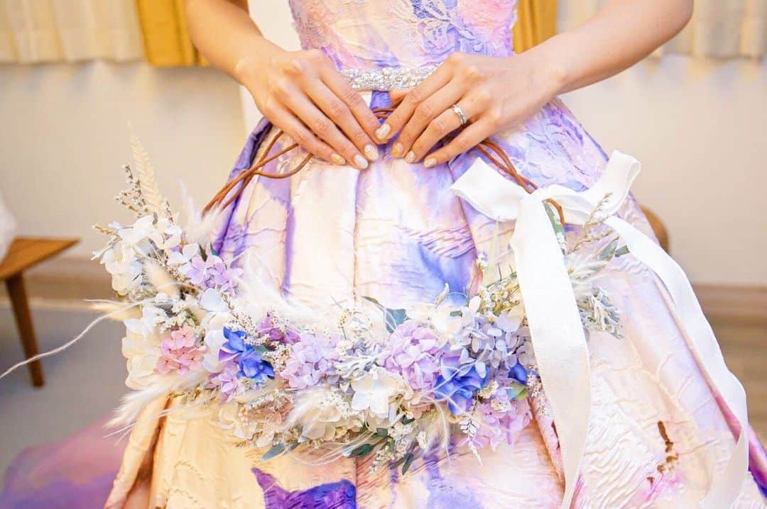 アンジェローブ 名古屋 結婚式場さんのインスタグラム写真 - (アンジェローブ 名古屋 結婚式場Instagram)「@weddingisland_angerobe をフォローして、 『 #アンジェローブ 』のタグで. お写真を投稿してくださいね＊*. . ——————————. . ドレスの色味に合わせた パステルカラーのリースブーケ❁.｡.:* オリジナルデザインで手元まで華やかさを୨୧ . ——————————. . -アンジェローブの公式HPをcheck＊* http://www.angerobe.co.jp/sp/ -ブライダルフェアの予約はコチラから♪ http://www.angerobe.co.jp/sp/fair/ . ——————————. . ぜひ『 #アンジェローブ 』のハッシュタグで. ウェディングの写真を投稿してくださいね＊*. ステキなお写真はこちらのアカウントでリグラムさせていただきます♪. . また『#アンジェローブ』のハッシュタグで投稿していただいた#アンジェ嫁 様は必ずフォローさせて頂きます💕  プレ花嫁さんも卒花嫁さんもずーっと繋がっていきましょう💕 .  #wedding #colordress  #カラードレス #ウェディングブーケ #weddingbouquet  #ナチュラルブーケ #リース #リースブーケ #プレ花嫁 #かわいい #結婚式準備 #卒花 #東海プレ花嫁 #名古屋プレ花嫁 #リニューアルオープン #アンジェローブ  #名古屋結婚式場 #婚約 #プロポーズ #港区 #金城ふ頭 #natural #ナチュラル #ナチュラルウェディング  #naturalwedding」9月15日 13時56分 - weddingisland_angerobe