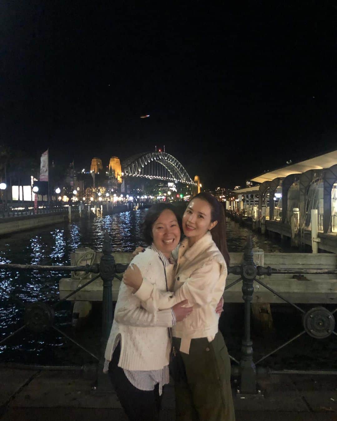 イ・ダヘのインスタグラム：「나의 호주에서 어린시절을 함께 했던 내동생 승화와 상봉! 십몇년만에 만났는데 예쁜 두딸의 엄마가 되어있네^^ 맛있는 밥 고마웠어 알러뷰❤️」