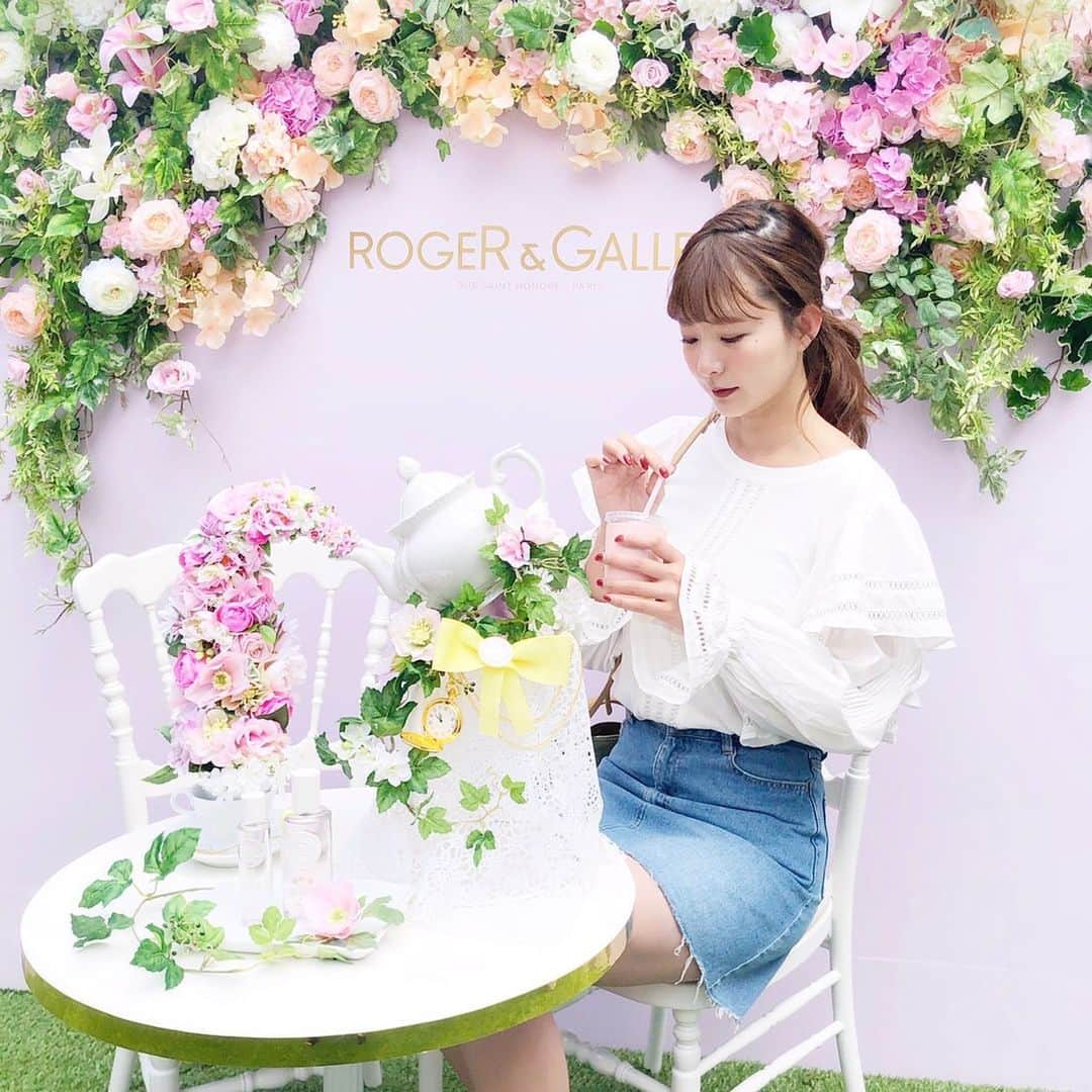 のインスタグラム：「.﻿ あまりにかわいくて﻿ 久しぶりにフォトブースで写真撮った🌸﻿ ﻿ 白い服で正解 ♡♡﻿ ﻿ Thankyou ♡ @kusmitea_japan & @roger_gallet_jp ﻿ #kusmitea #rogerandgallet」