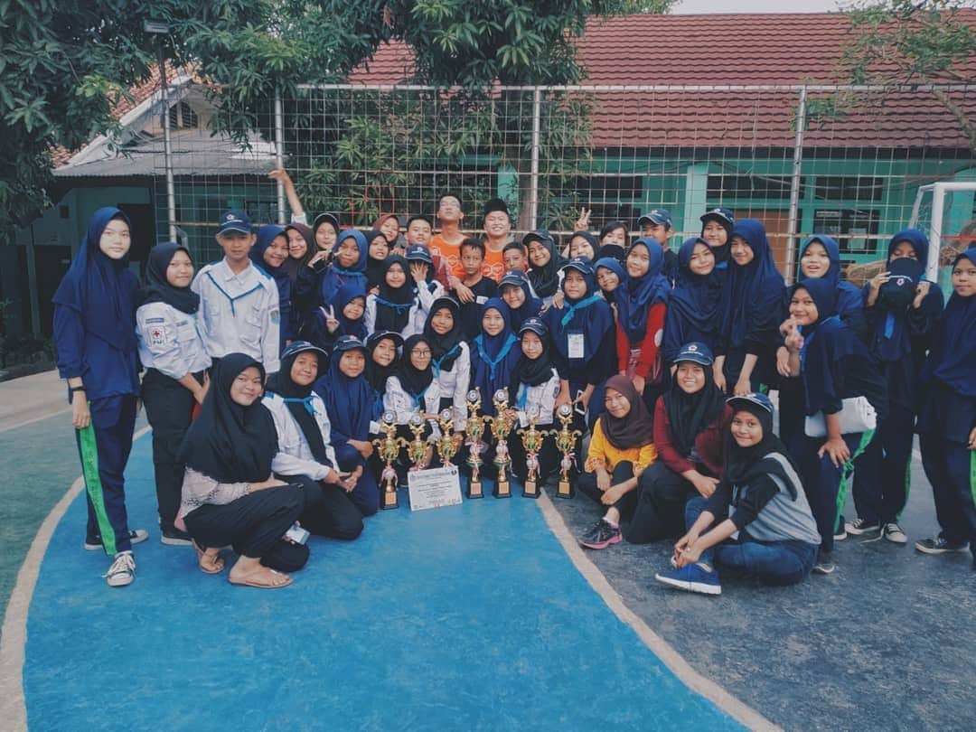 ソア のインスタグラム：「The results of hard work⛑️❤️ .  Pict 1 : foto keluarga besar PMR 15⛑️❤️ Pict 2 : MPP 005😭❤️ Pict 3 : 7 pialaa!!😭 Pict 4 : foto muka bengep abis nangis semua😂😭❤️ Pict 5 : bangga sama diri sendiri walaupun berenti di tengah jalan🤣😭❤️⛑️」