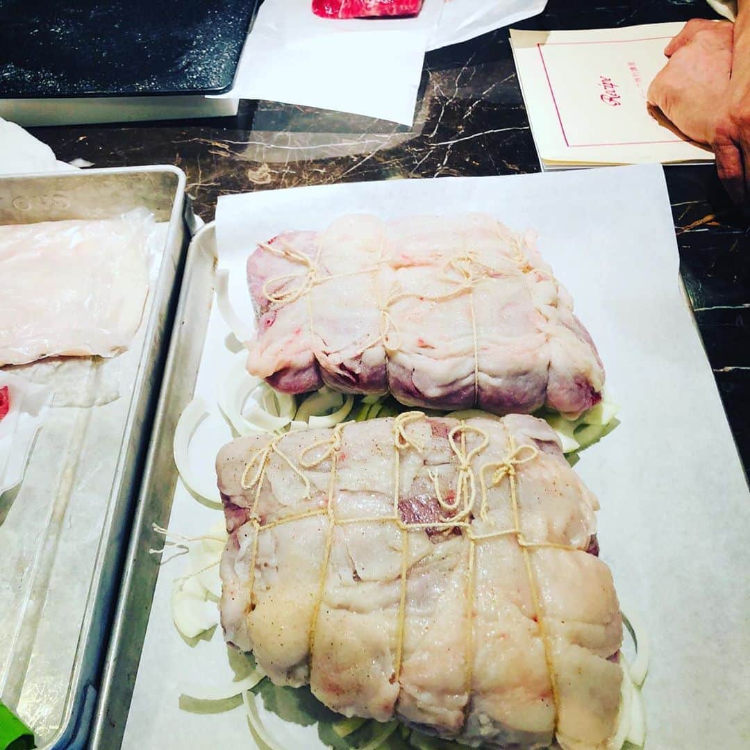 原日出子さんのインスタグラム写真 - (原日出子Instagram)「昨日は 郷知詠子先生の お料理教室へ💖 絶品のローストビーフを教えていただきました！ お肉を焼く間に 他にも6品のおもてなし料理を 教えていただきました👍 とにかく美味しい‼️ セレクトしてくださったワインも 絶妙なマリアージュ💖 集まった皆さんと 堪能いたしました(#^.^#) 忘れないうちに おさらいしないと❣️ #お料理教室 #絶品ローストビーフ #オレンジワイン #サツマイモのバターソテー」9月15日 14時07分 - hara_hideko