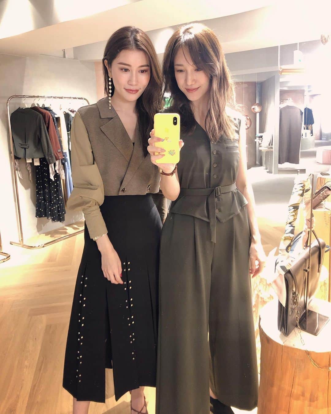 のインスタグラム：「🌾秋ガールズ結成👯‍♀️的な、、 秋ムード☺️ ネイル後の @hazuki_1128 と合流して 買い物へ。 @ameri.shinsaibashi  ヴィンテージライクだったりデザイン豊かだったりで AW可愛いもの揃いでときめいた☺️ . すっかり秋気分で、今日も日傘も日焼け止めも持たず外出してしまったけど、、 ド快晴🌞 容赦なしの紫外線、、紫外線対策は年中ですね🤗笑  #autumnfashion#autumnmood#fashion#twins #vintagemood#vintageshop#vintagestyle  #2019AW#秋服#カーキ#セットアップ#購入」