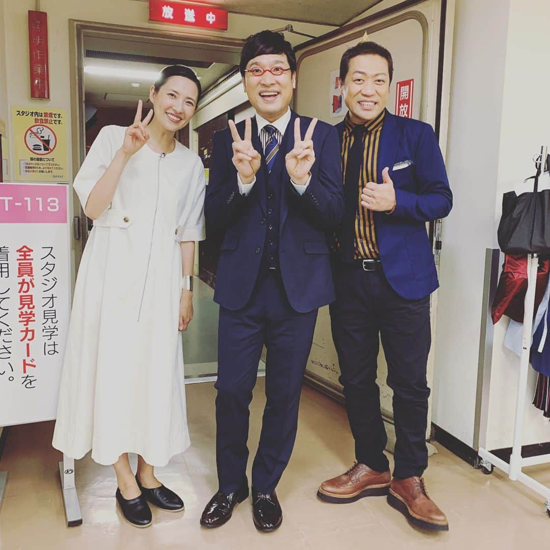 浜島直子さんのインスタグラム写真 - (浜島直子Instagram)「NHK逆転人生に出演します。  今回見事な逆転劇を見せてくださったのは、今や大人気のお鍋を開発した、町工場のご兄弟。  兄・土方邦裕社長と、弟・土方智晴副社長。  小さい頃から性格が全く違う2人は時にはぶつかり合いながらも、いまだかつてない密閉度の高い鋳物鍋を作る事に情熱を燃やします。  しかし作業工程はなかなかスムーズにはいかず、壁にぶち当たります。  乗り越えられない壁を突破したのは、意外にも「2人の性格の違い」だった…？！ ・ 私も大ファンのお鍋。 実際に生み出したご本人たちにお会いできて、夢のような、大感激の時間でした。 決して諦めなかったお二人の情熱は、子供時代の温かい思い出や、支えてくれている職人さんたちへの感謝の想いからもきているのだなぁと感じて、ますます私も大切に使わないと！と思いました😊  お時間ありましたら、ぜひご覧ください！ ・ 《NHK逆転人生》 ◎9月16日(月) 22:00〜22:50 《再放送》 ◎9月20日(金) 23:50〜00:40 ・ #nhk #逆転人生 #nhk逆転人生 #土方邦裕 さん #土方智晴 さん #山里亮太 さん #はなわ さん」9月15日 14時17分 - hamaji_0912