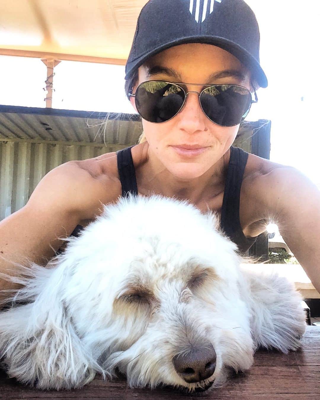 シャーニ・ヴィンソンのインスタグラム：「When you drink too much and fall asleep at the bar 🐶 😂 🍸 @jaggerpoo」