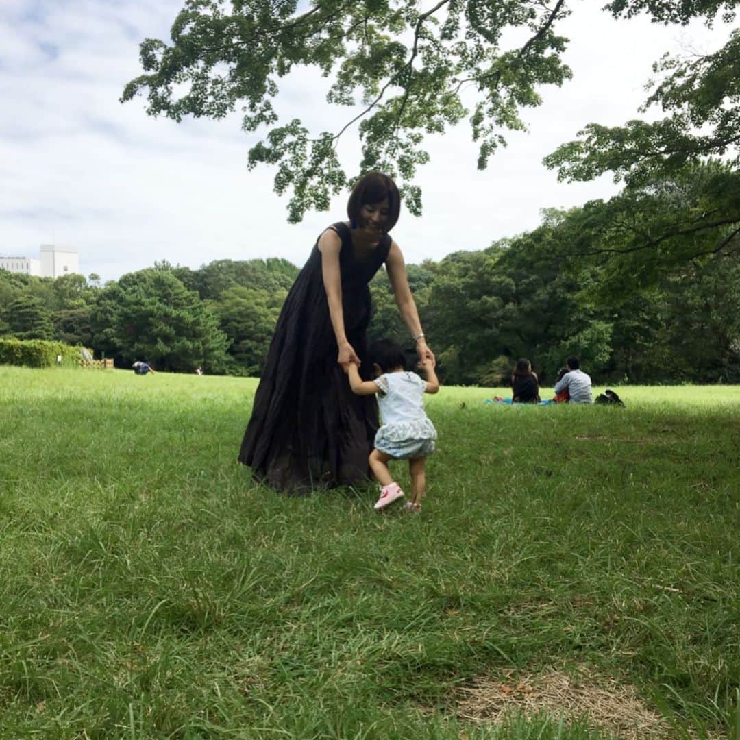 堀友理子さんのインスタグラム写真 - (堀友理子Instagram)「歩けるようになってから、一緒に歩くのが楽しいです🤗 #休日 #1歳2カ月 #ピクニック #夏も終わり」9月15日 14時26分 - horiyurisanpo