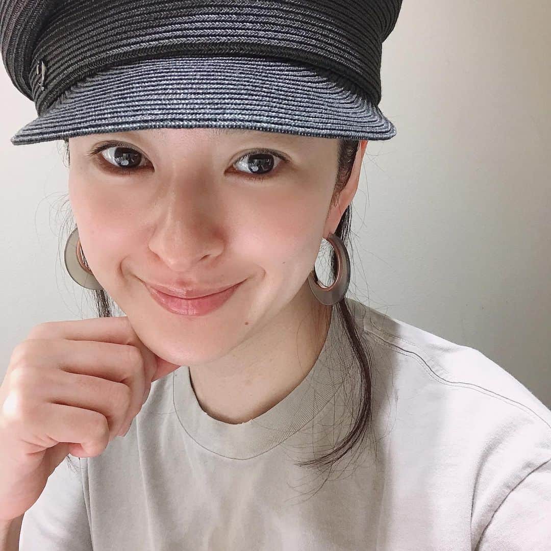 のインスタグラム：「またひとつ年齢を重ねたので さらにお肌のケアをしていかねば✨ あまり年齢に逆らいすぎるのは嫌だから ある程度をキープしつつ  シワのひとつひとつは愛してあげたいな☺︎ シミはいやだけど 笑 という事で ハイドラフェイシャル プラス 久しぶりに フォトフェイシャルを✨ あっこ先生 @iakiko_0622 これからもよろしくお願いします☺︎ @imaizumi.sc  #ハイドラフェイシャル #フォトフェイシャル #美容 #美肌 #すっぴん #beautycare #今泉スキンクリニック  日頃のケアなどは ストーリーズのbeauty careを見てね☺︎ キャスケット @calli_tokyo  ピアス @stellarhollywood」