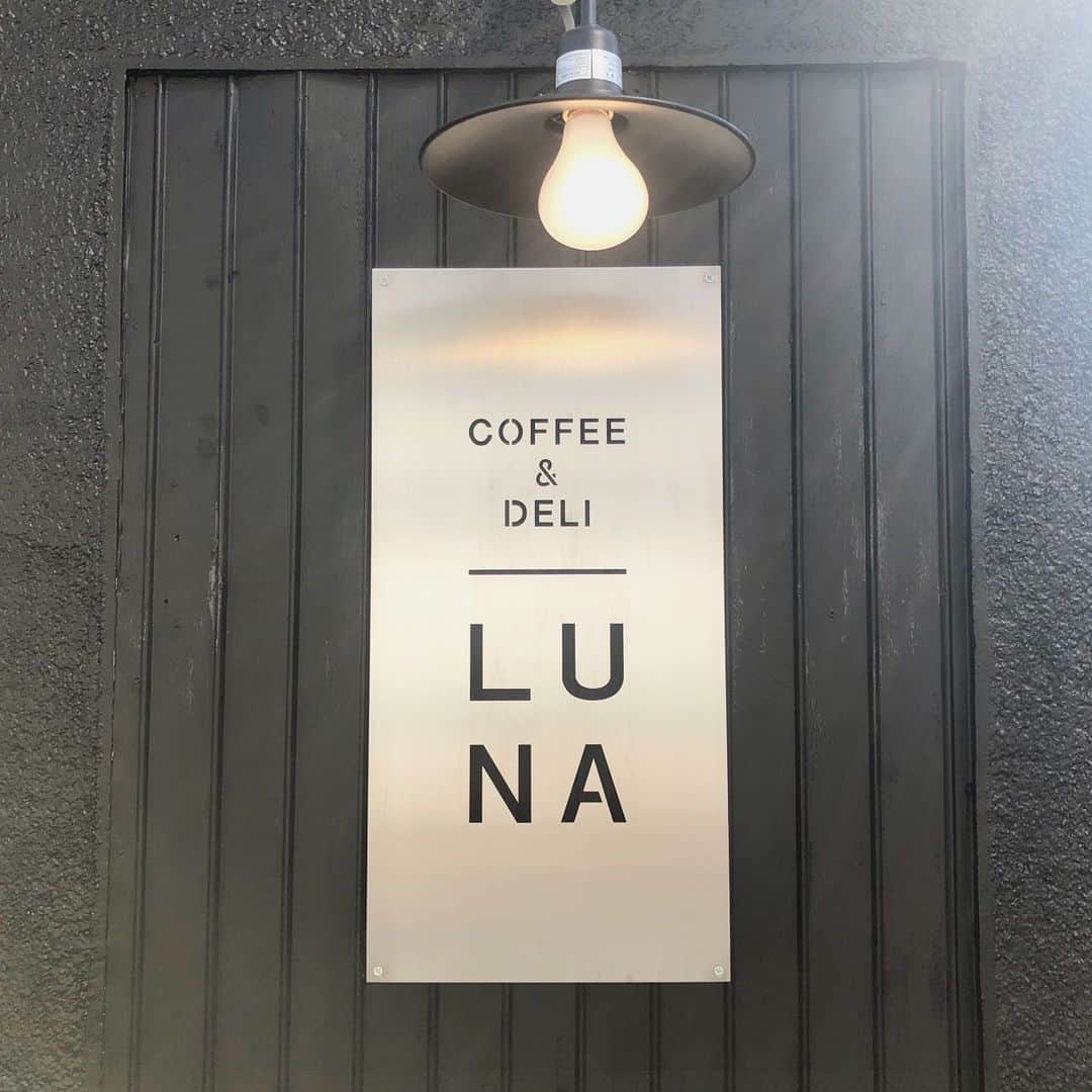 yu nakamura ヘアアレンジ hairarrangeのインスタグラム：「休日^ - ^ 本日OPENの @coffee_deli_luna  へ♡ 日替わりランチはからあげ定食♬ カリッカリで美味しい♡ お味噌汁も具がゴロゴロ♡  一宮の競輪場前にあります☻  愛知県一宮市羽衣2-4-3  #一宮市#一宮カフェ#一宮ランチ#一宮市 カフェ#日替わりランチ#唐揚げ定食」