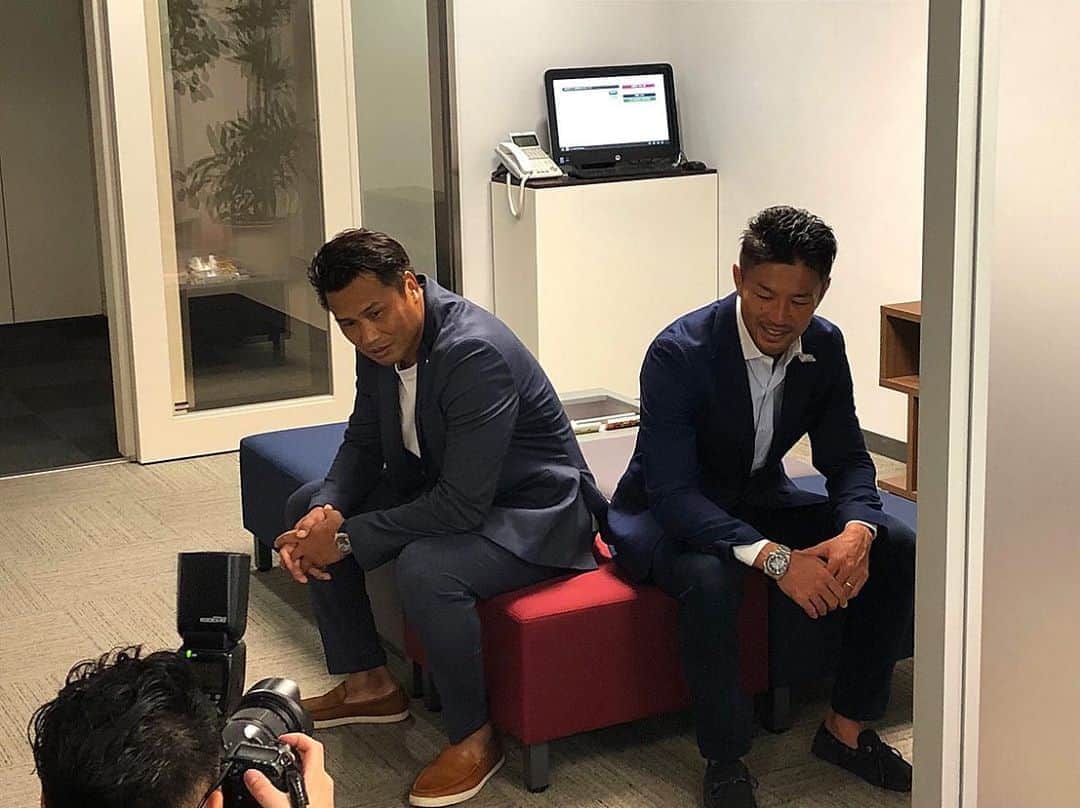 のインスタグラム：「奈良から東京へ 今夜の最終回でW杯よりも一足早く日本中を感動の渦に巻き込むであろう男との仕事でした。 「馬と鹿」ならぬ、 「天才と無才」で対談‼️ アップされたらまた報告しますね‼️ 2人で本を出版した記念に。楽しかった〜。 ありがとう、トシ‼️ これから名古屋に行って生放送です！！ #ノーサイドゲーム #ラグビー知的観戦のすすめ #ラグビーは３つのルールで熱狂できる」