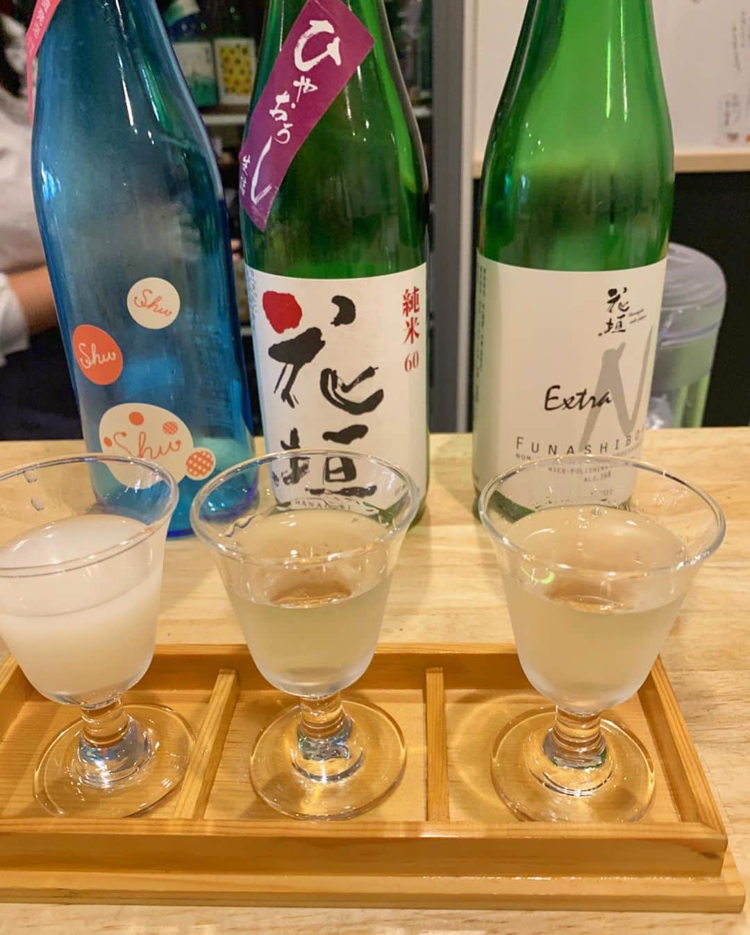 青山日和さんのインスタグラム写真 - (青山日和Instagram)「ㅤㅤㅤㅤㅤㅤㅤㅤㅤㅤㅤㅤㅤ ㅤㅤㅤㅤㅤㅤㅤㅤㅤㅤㅤㅤㅤ 家族といる時はついついお酒を飲んじゃうんだな🍶 久しぶりに日本酒飲み比べとかをやって楽しかった！ shushushuっていう日本酒が美味しくて、蟹味噌瓶とともにプレゼントとしてお持ち帰りした🎁 ㅤㅤㅤㅤㅤㅤㅤㅤㅤㅤㅤㅤㅤ . ㅤㅤㅤㅤㅤㅤㅤㅤㅤㅤㅤㅤㅤ そして、月一の @yagbeauty_official でのレーザートーニングとピーリングにもいってきたよ✨ ㅤㅤㅤㅤㅤㅤㅤㅤㅤㅤㅤㅤㅤ 私の美容のこだわり的に 月1のトーニングと隔週の白玉点滴と毎日のトマトジュースはマストです😶🍅 ㅤㅤㅤㅤㅤㅤㅤㅤㅤㅤㅤㅤㅤ . ㅤㅤㅤㅤㅤㅤㅤㅤㅤㅤㅤㅤㅤ そんな日のお洋服は tops @snidel_official  skirt @holidayandholiday_official  ㅤㅤㅤㅤㅤㅤㅤㅤㅤㅤㅤㅤㅤ メイクは アイメイクは @canmaketokyo のアイシャドウ リップは @innisfreejapan のティントとメンソレータムのラメリップ だよ！😋❤︎ ㅤㅤㅤㅤㅤㅤㅤㅤㅤㅤㅤㅤㅤ プチプラすごー✨侮れぬ！ ㅤㅤㅤㅤㅤㅤㅤㅤㅤㅤㅤㅤㅤ  #大阪グルメ#梅田グルメ#日本酒#利き酒#飲み比べ#美味#丁度いい#韓国ファッション#通販#スカート#可愛い#キャップ#休日#楽しかった#美容#美容好き#白玉点滴#レーザートーニング #ピーリング#スキンケア#メイク#プチプラコスメ#プレゼント#yagbeauty #osaka#japantrip#osakalife#fashion #ootd#skirt」9月15日 15時03分 - hiyo131131