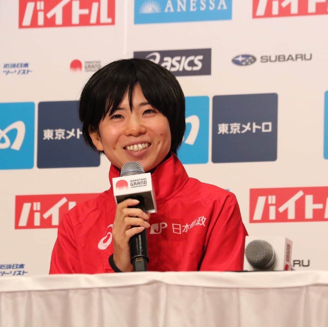 日本陸上競技連盟さんのインスタグラム写真 - (日本陸上競技連盟Instagram)「【#MGC 記者会見】 #鈴木亜由子（#日本郵政グループ） 「２位を確保できたことはホッとしていますが、後半苦しい走りになり、課題の残るレースになってしまった。２回目のマラソンで、マラソンの怖さを味わった。今回の結果をしっかりと受け止めて、今後の練習に生かし、世界で勝負していきたい。 小原さんが迫っていたのは分かっていたが、足が動かない状態で、後ろを気にするよりは、とにかく足を前に進めることでいっぱいだった。今回に向けて、継続して練習できていたが、質の面ではまだまだの所があった。レベルアップの余地はあると思います。」 #この日日本代表が決まる #東京オリンピック マラソン🇯🇵日本代表選手選考レース #マラソングランドチャンピオンシップ #JAAF #陸上」9月15日 14時59分 - jaaf_official