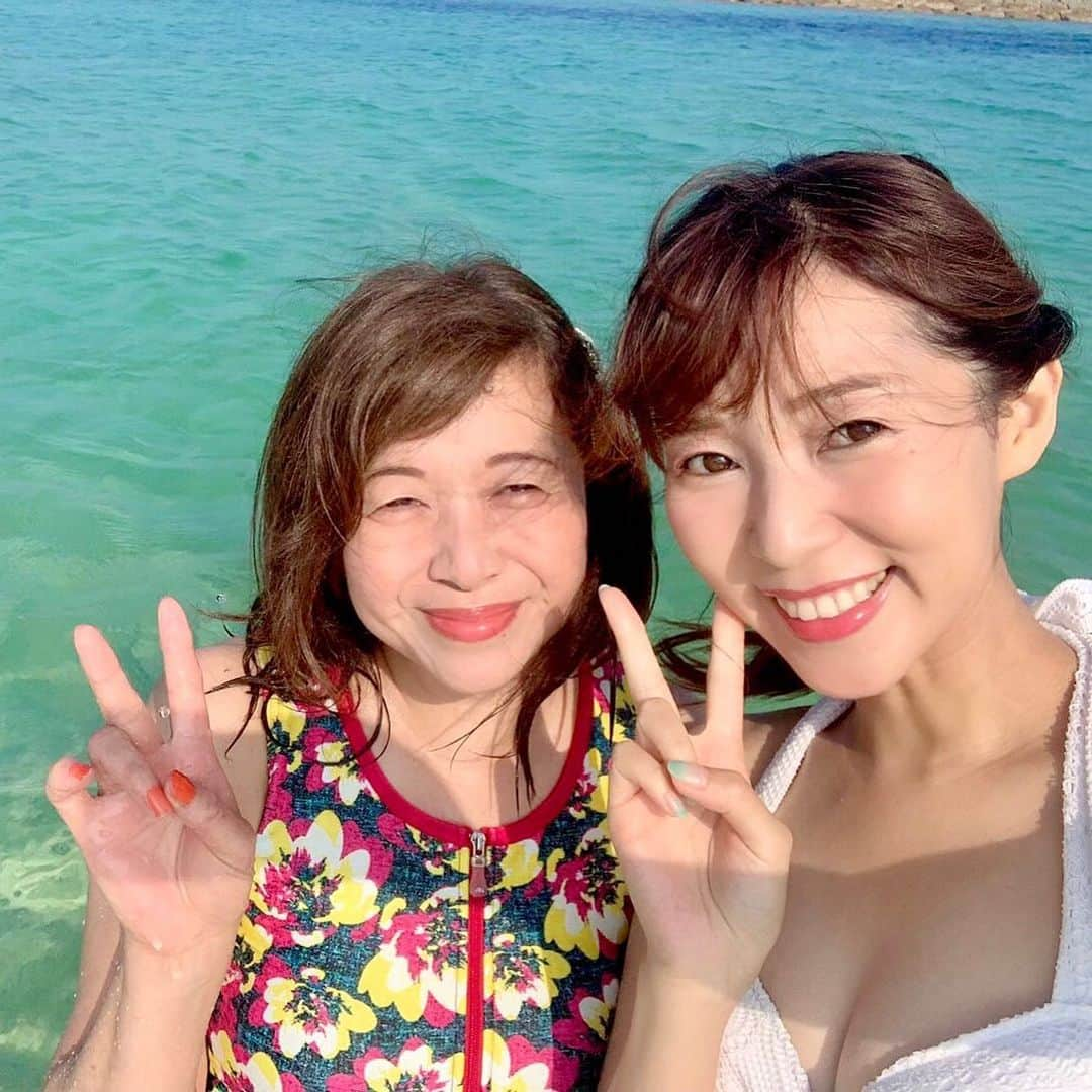 小野澤玲奈さんのインスタグラム写真 - (小野澤玲奈Instagram)「ママと思い出ができすぎて 本当に最高の沖縄旅だった😂😂 ,  実は飛行機乗り遅れたりスマホが水没したりしたけど。笑 それでもなお最高だった！  海が大好きなママ😂ハッピー人間  夏休みが終わるって まじかい💖  #沖縄 #母娘旅 #ただいま静岡」9月15日 15時09分 - reina.onozawa