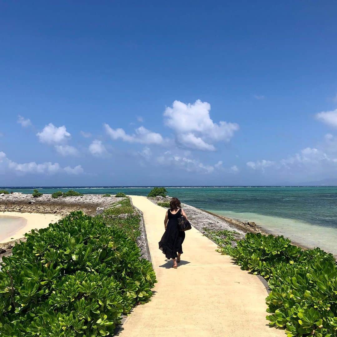 小野澤玲奈さんのインスタグラム写真 - (小野澤玲奈Instagram)「ママと思い出ができすぎて 本当に最高の沖縄旅だった😂😂 ,  実は飛行機乗り遅れたりスマホが水没したりしたけど。笑 それでもなお最高だった！  海が大好きなママ😂ハッピー人間  夏休みが終わるって まじかい💖  #沖縄 #母娘旅 #ただいま静岡」9月15日 15時09分 - reina.onozawa