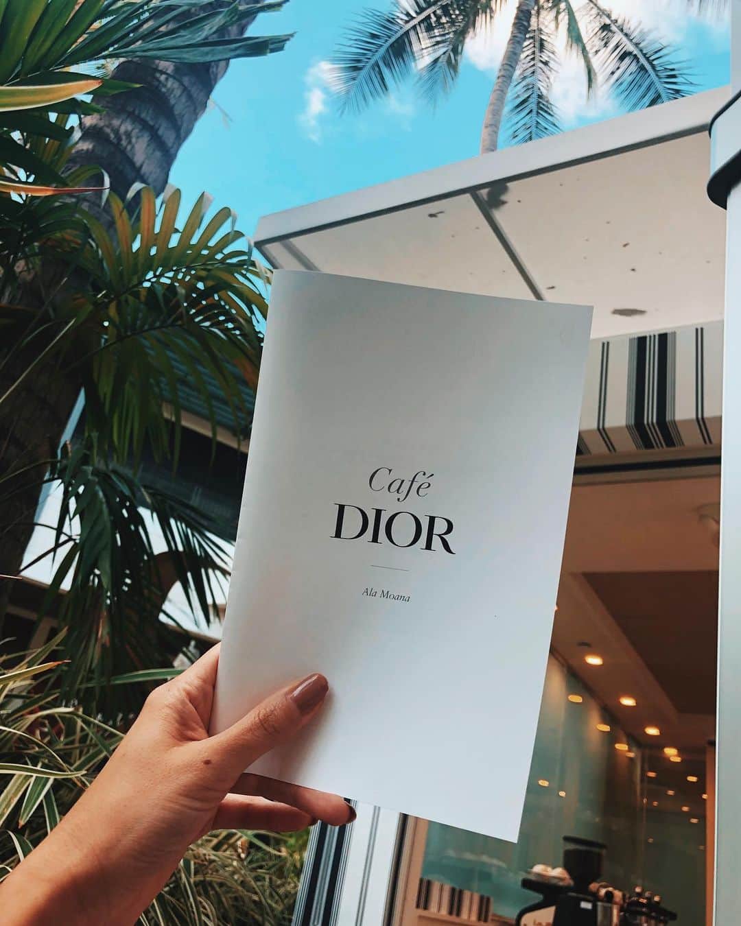 のインスタグラム：「dior cafeでフォロワーさんが話しかけてくださってお喋りしてお友達になったの〜🍒 #waikiki#honolulu#alamoanacenter#dior#diorcafe#hawaii」
