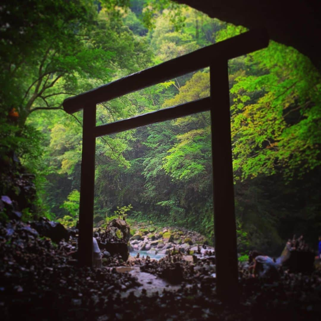 石田昌宏さんのインスタグラム写真 - (石田昌宏Instagram)「一見してここは鎮魂の場所でしょう。誰の魂を安らかに鎮めるのだろう。  #unknownjapan  #天照 #天照大神」9月15日 6時22分 - masahiro_ishida_