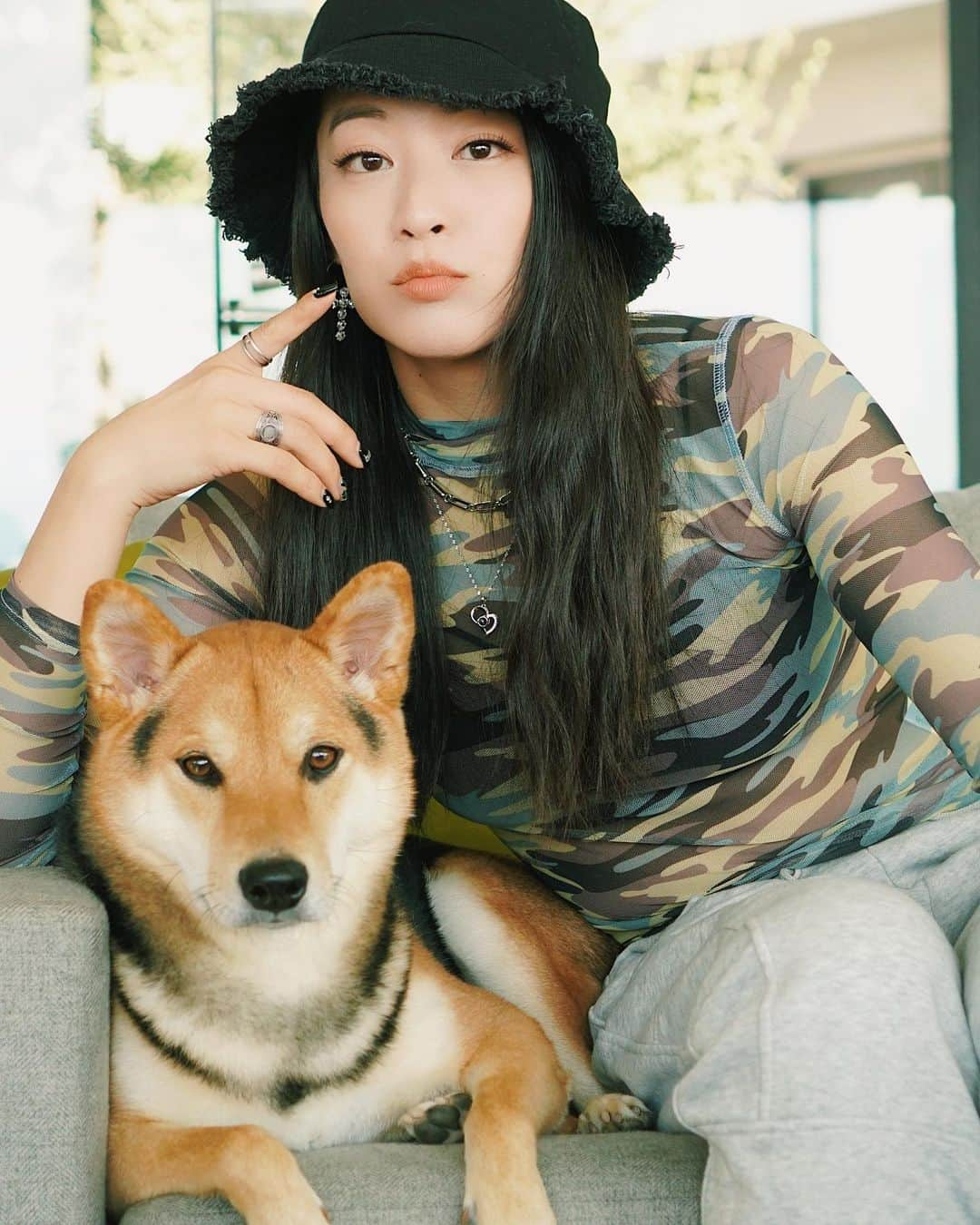 アーデン・チョーさんのインスタグラム写真 - (アーデン・チョーInstagram)「New cover on the channel! BAD GUY 🎶  check it, @rokutheshibainu & I are watching you 👀」9月15日 6時36分 - arden_cho