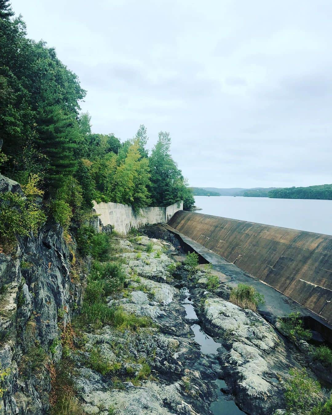 ジェイミー・アレクサンダーさんのインスタグラム写真 - (ジェイミー・アレクサンダーInstagram)「Trying to get my cardiovascular strength back. Not a bad place to practice 🙏🏻 #Katonah #reservoir  #speedwalking」9月15日 6時33分 - jaimiealexander