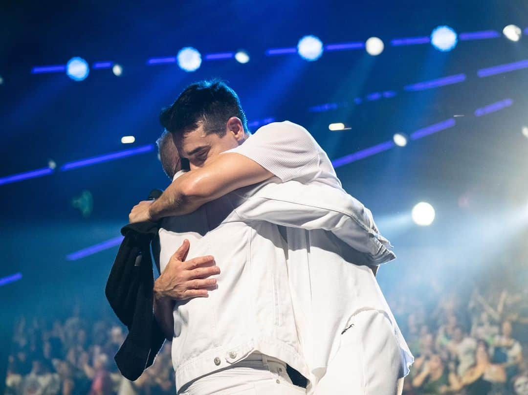 backstreetboysさんのインスタグラム写真 - (backstreetboysInstagram)「Thanks for all the love Kentucky 🖤 Was great to be back! #BSBLOU #DNAWorldTour」9月15日 6時46分 - backstreetboys