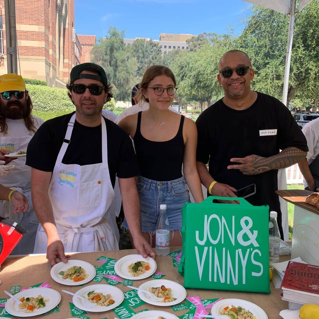 ジミー・キンメルさんのインスタグラム写真 - (ジミー・キンメルInstagram)「These great people, Liz and Jay Scott lost their daughter Alex to cancer and dedicated their lives to making sure others don’t.  Please support @alexslemonade and thanks to the great chefs who make @lalovesalexs a great annual event here and in Philly, Chicago, NY and maybe your city too」9月15日 6時43分 - jimmykimmel